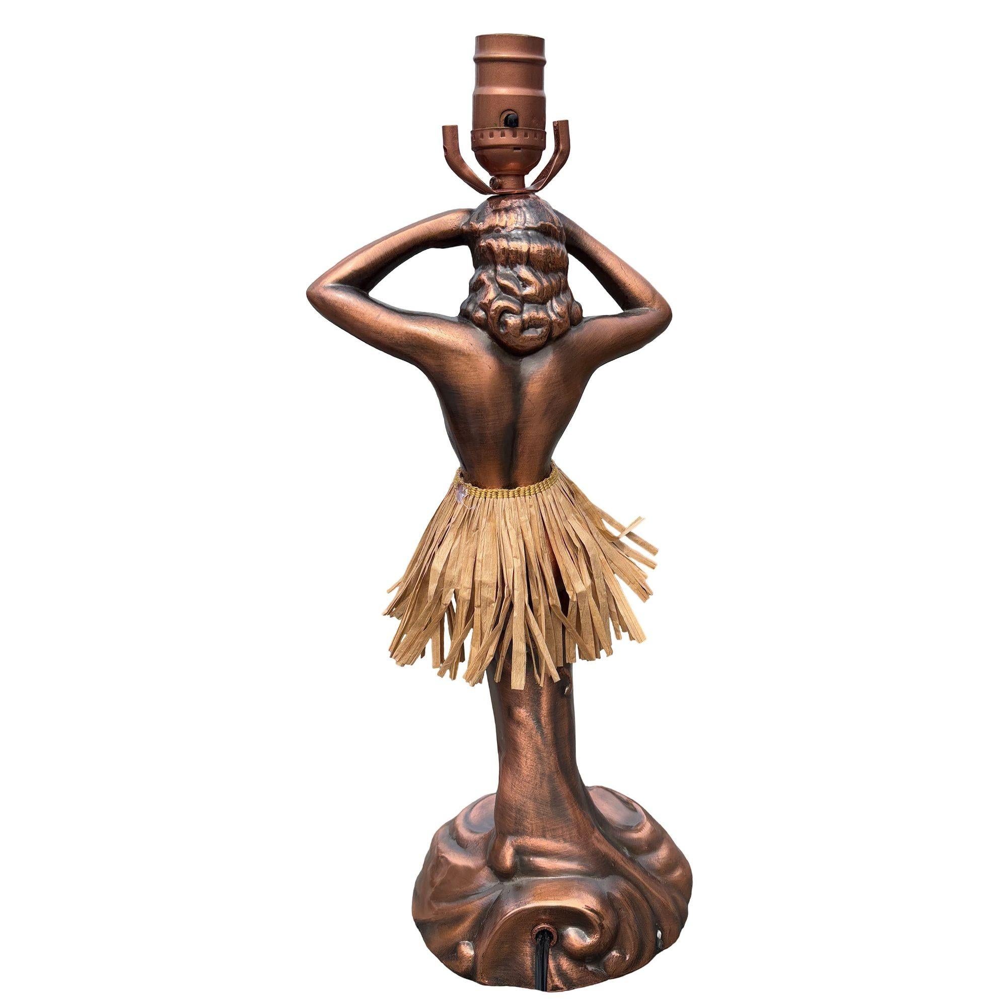 Lámpara de sobremesa de cobre Dancing Hula Girl de Haydon de mediados de siglo con pantalla en Excelente estado para la venta en Van Nuys, CA