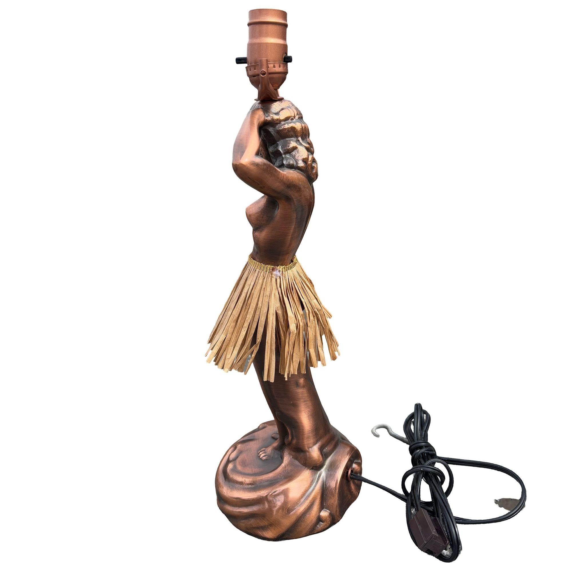 Lámpara de sobremesa de cobre Dancing Hula Girl de Haydon de mediados de siglo con pantalla mediados del siglo XX en venta