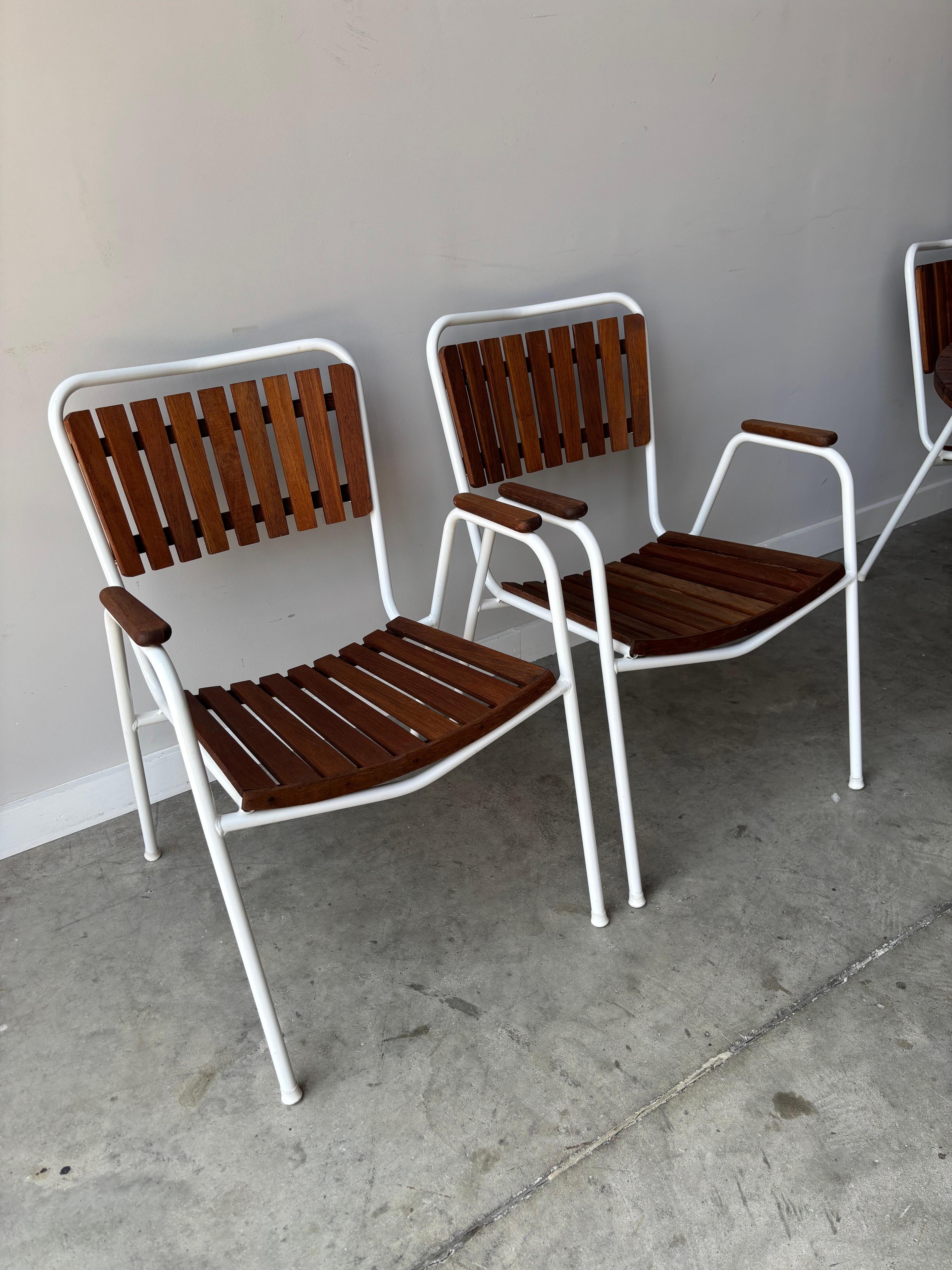 
Atemberaubendes originales Daneline Esstischset für den Außenbereich, das das Beste des dänischen modernen Designs der 1960er Jahre verkörpert. Dieses fünfteilige Set besteht aus einem Esstisch und vier passenden Stühlen, die sich durch klare