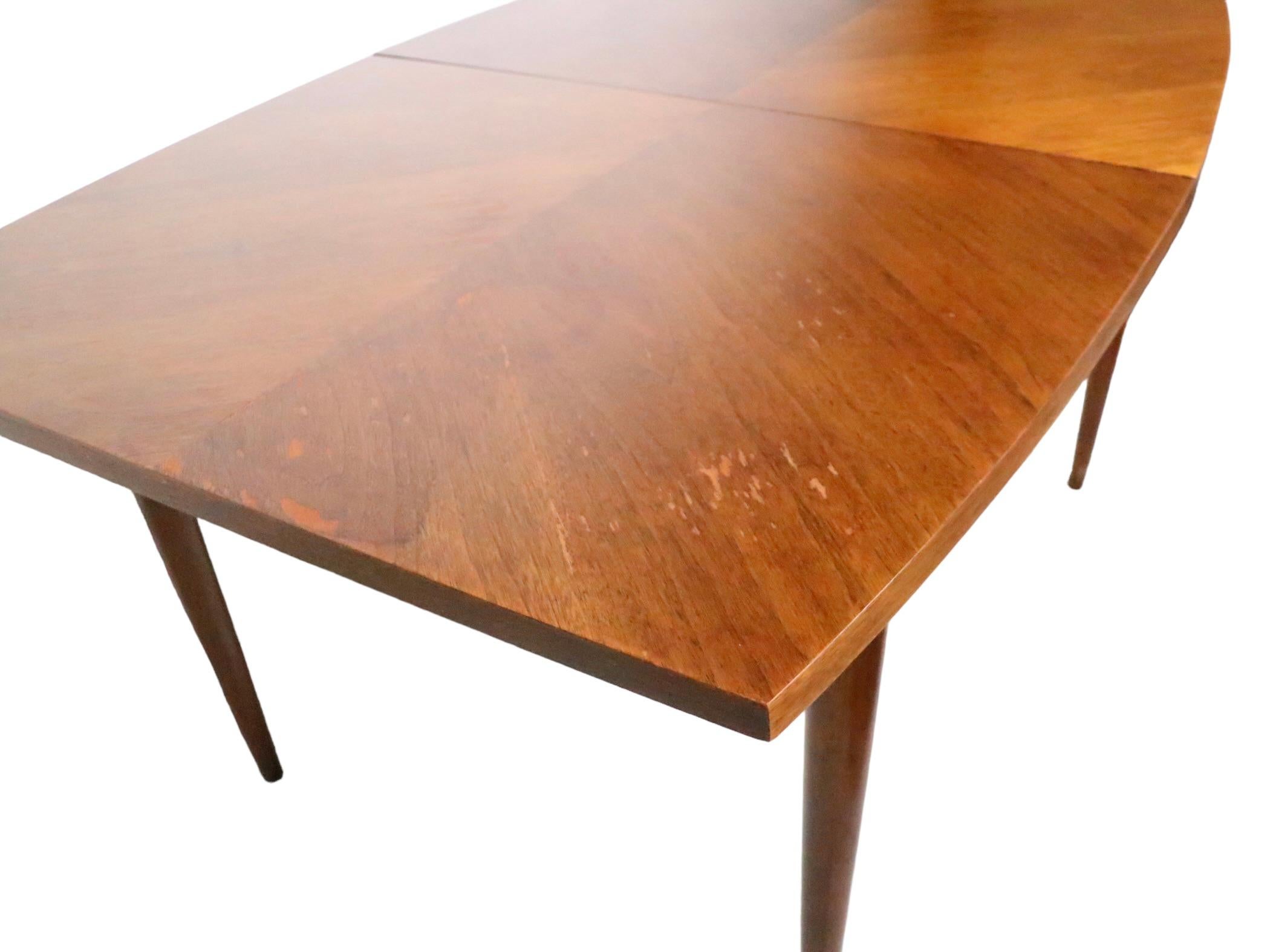Mid Century Dania Dining Table by Gershun for American of Martinsville W/ 3 Lvs In Good Condition In New York, NY