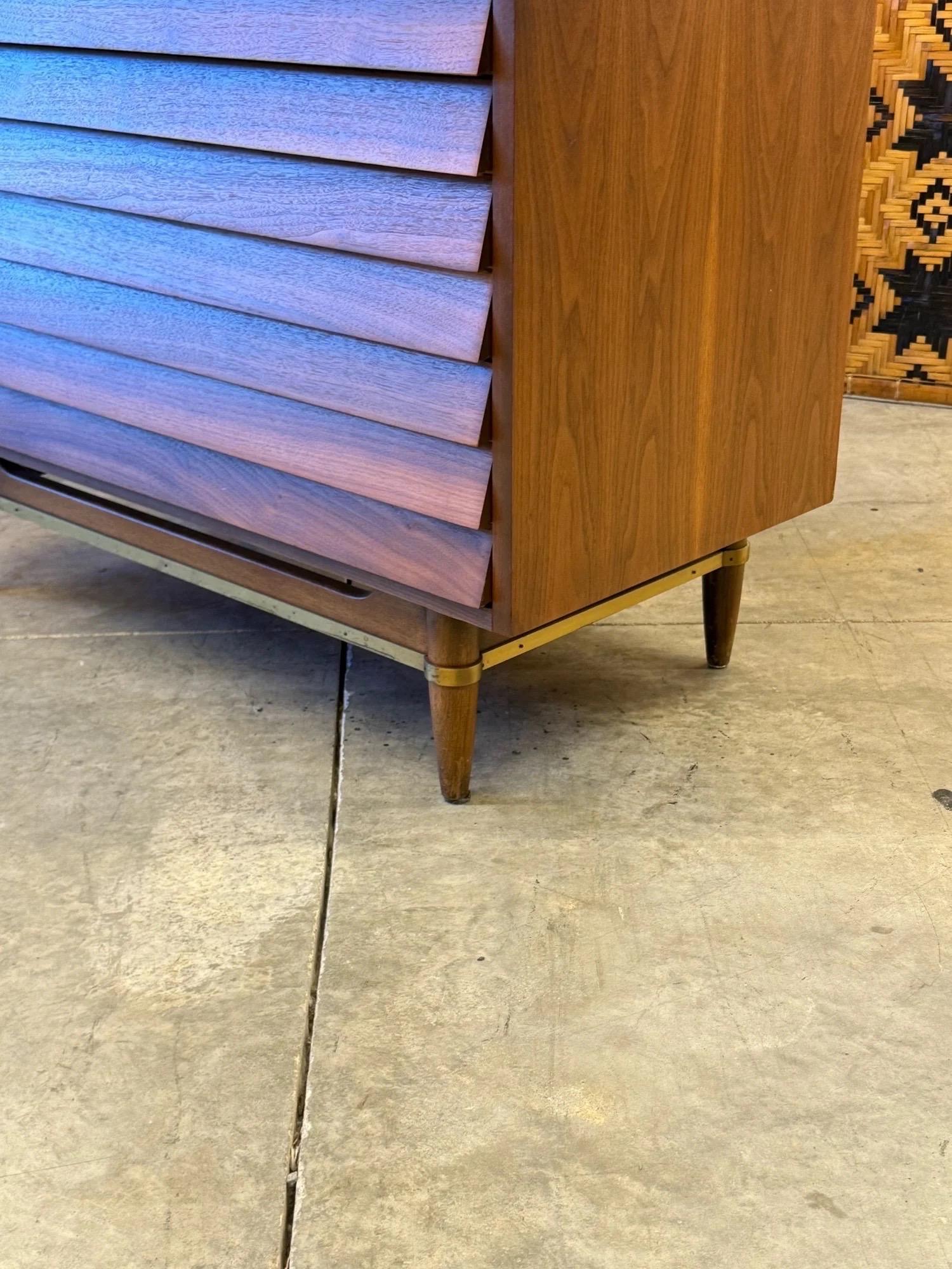 Comò alto di metà secolo 