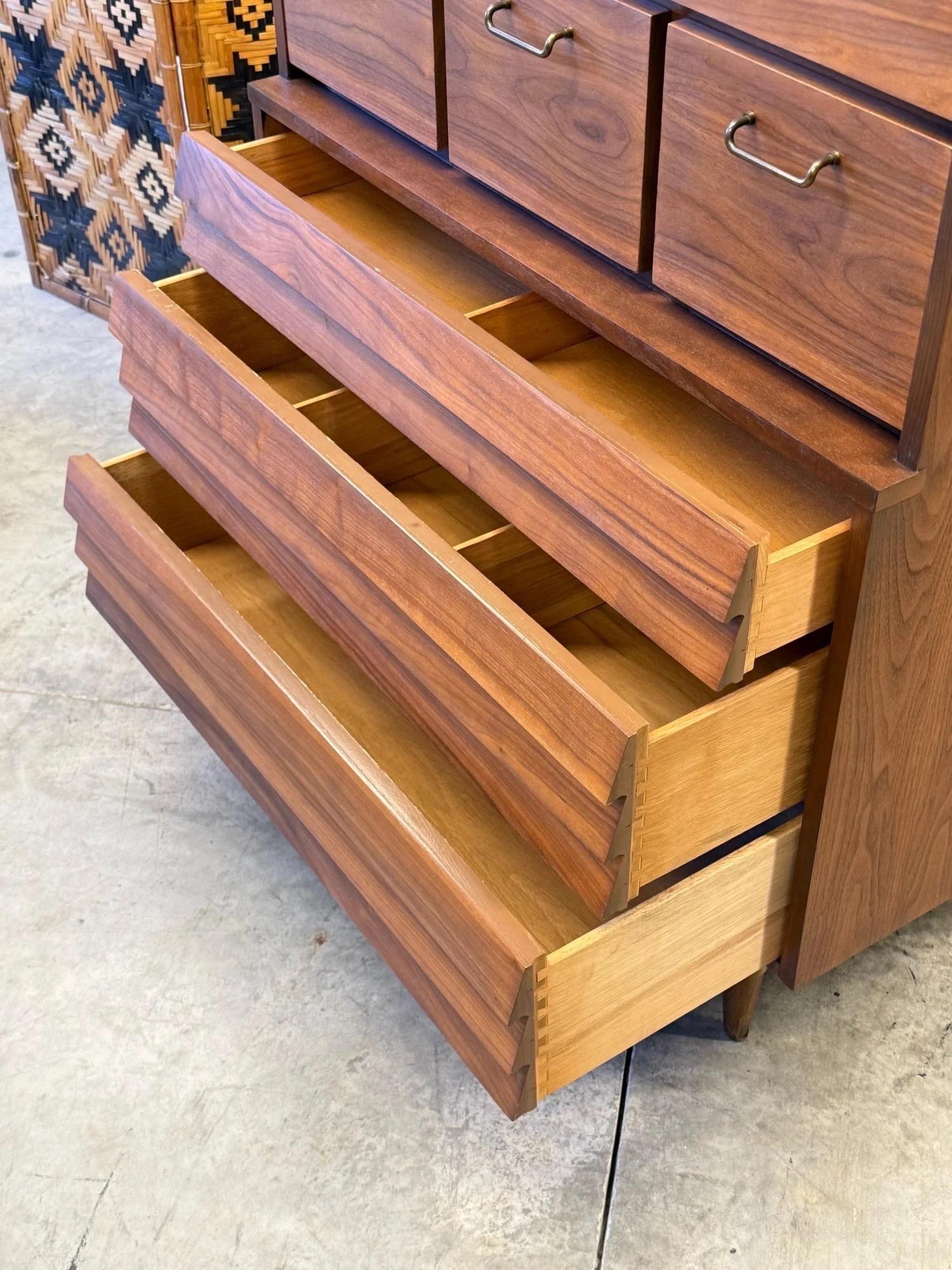 Comò alto di metà secolo 