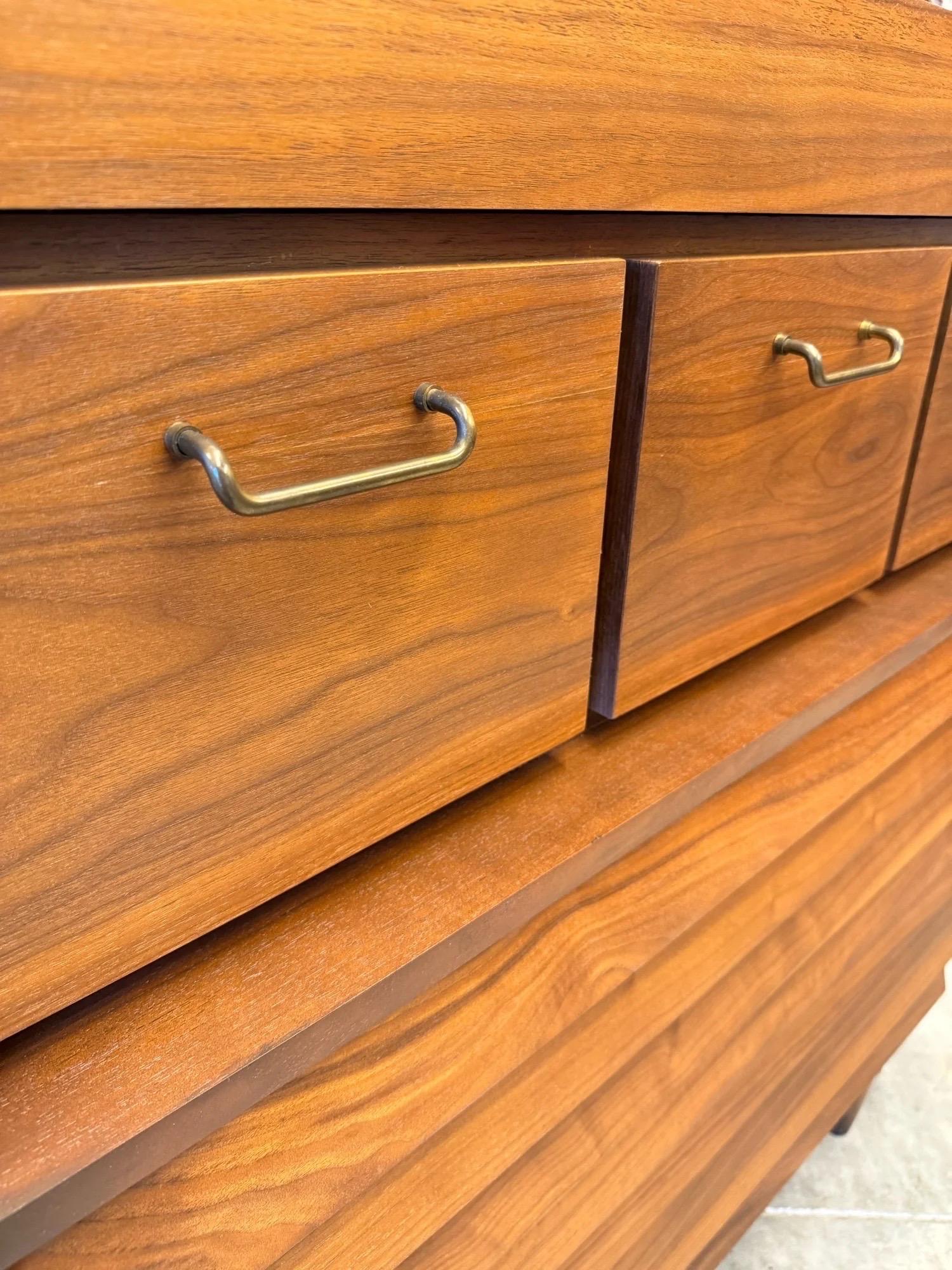 Comò alto di metà secolo 