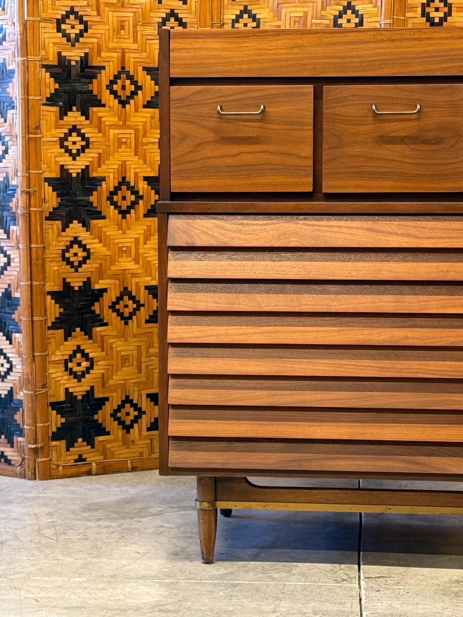 Mid-Century moderno Comò alto di metà secolo 