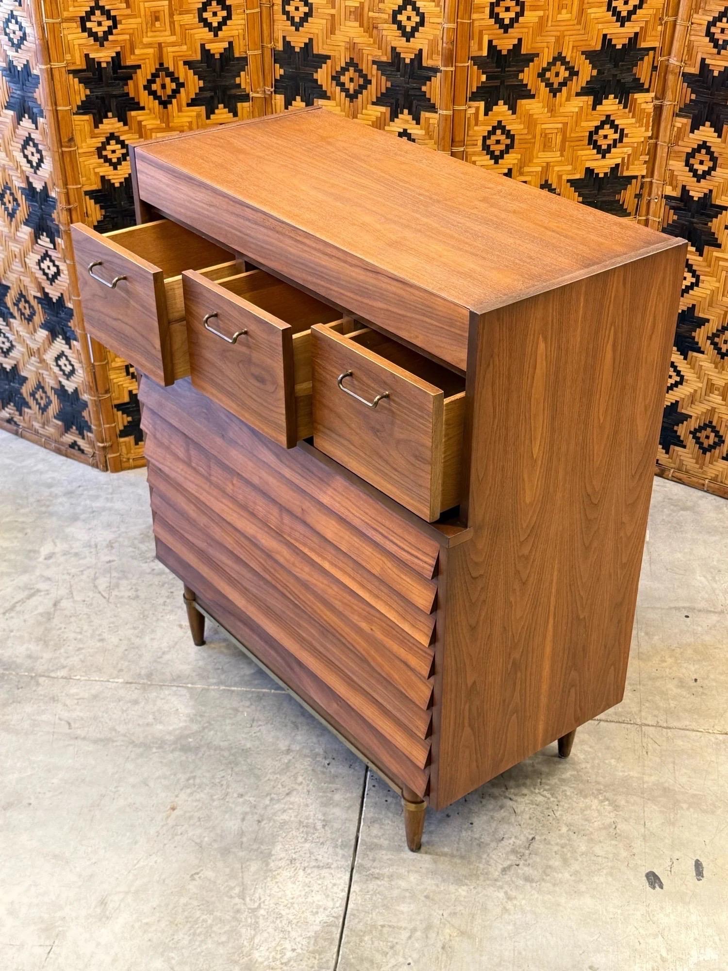 Americano Comò alto di metà secolo 