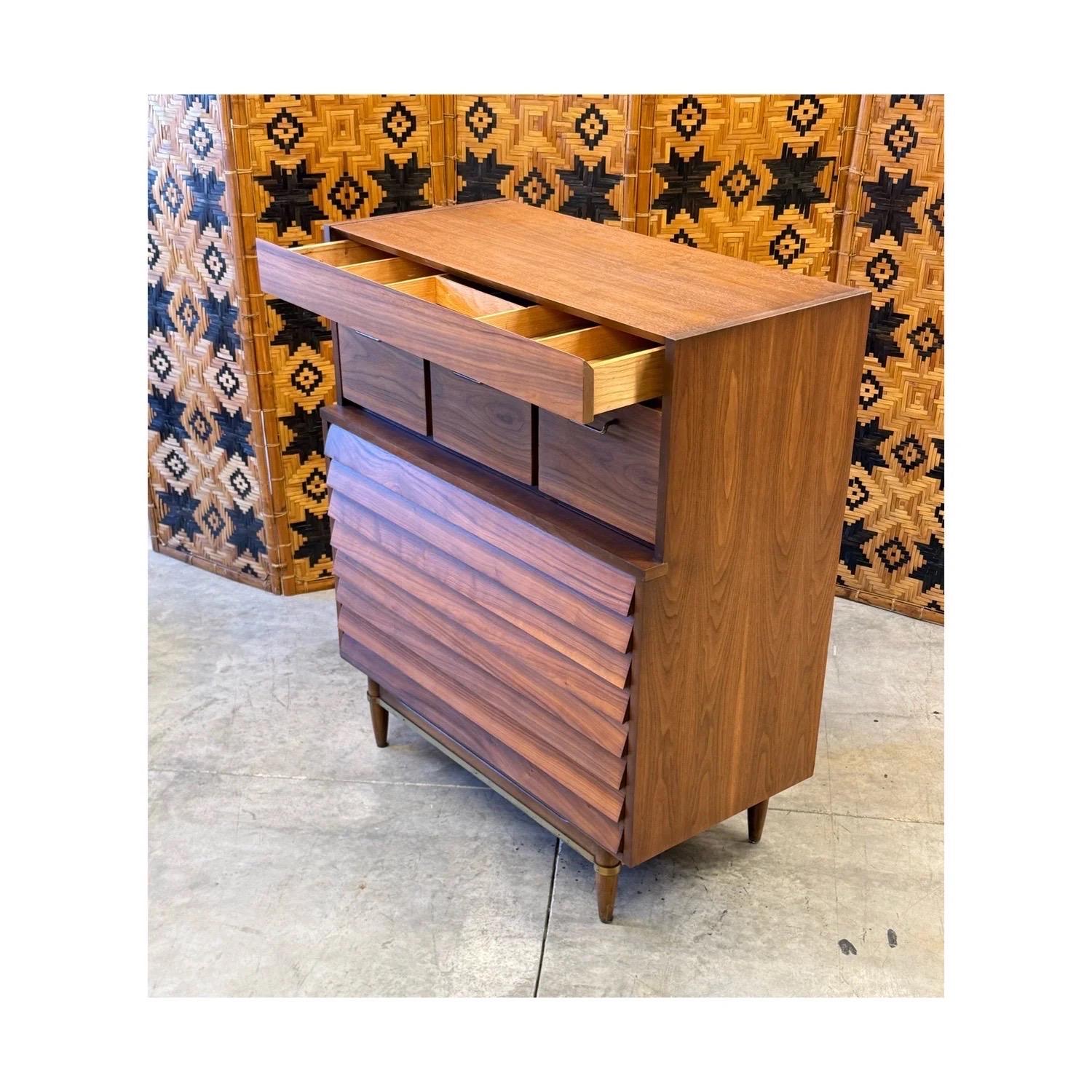 Metà XX secolo Comò alto di metà secolo 