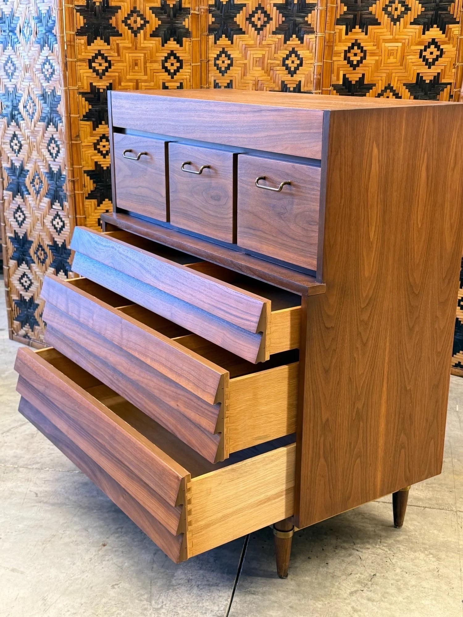 Legno Comò alto di metà secolo 