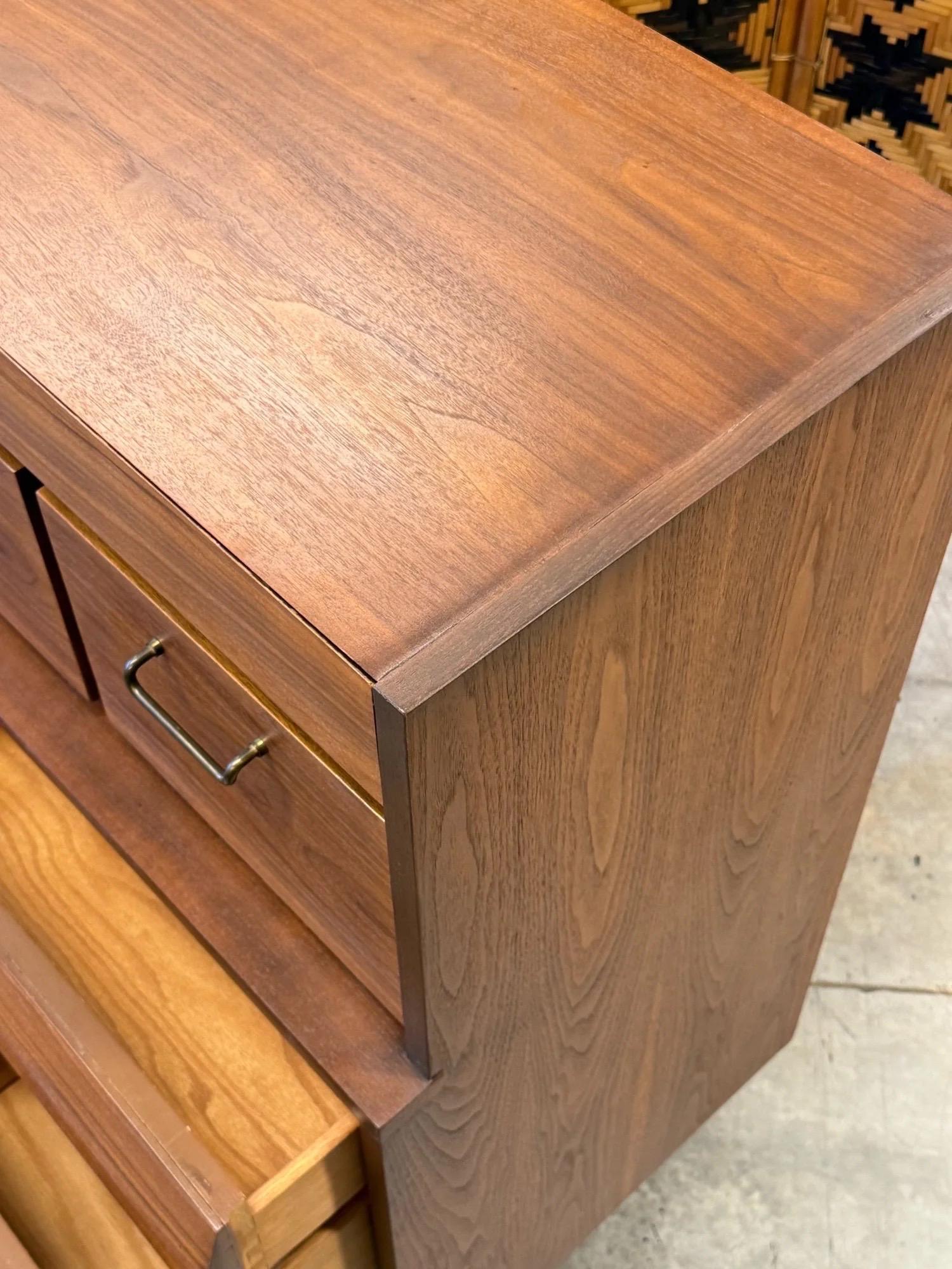 Comò alto di metà secolo 