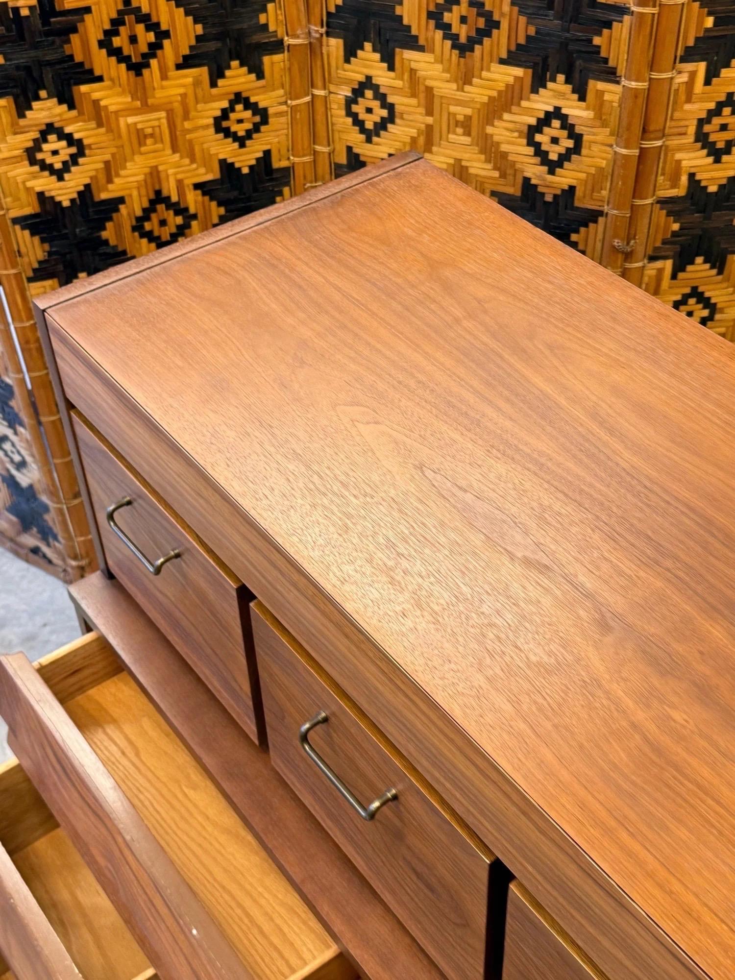 Comò alto di metà secolo 