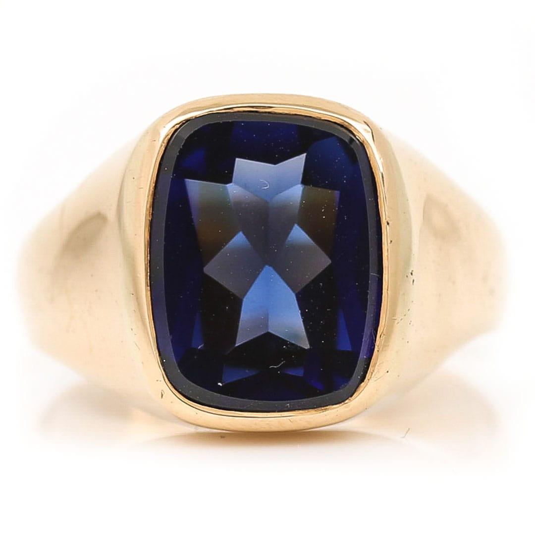 Eine solide und stilvolle Mitte des Jahrhunderts Herren 14ct Gelbgold, blau synthetischen Saphir Siegelring aus circa 1960. Der Ring des dänischen Designs ist mit dem Hersteller John Hans Jørgen Larsen (JoL) gekennzeichnet, der von 1957-1973 in