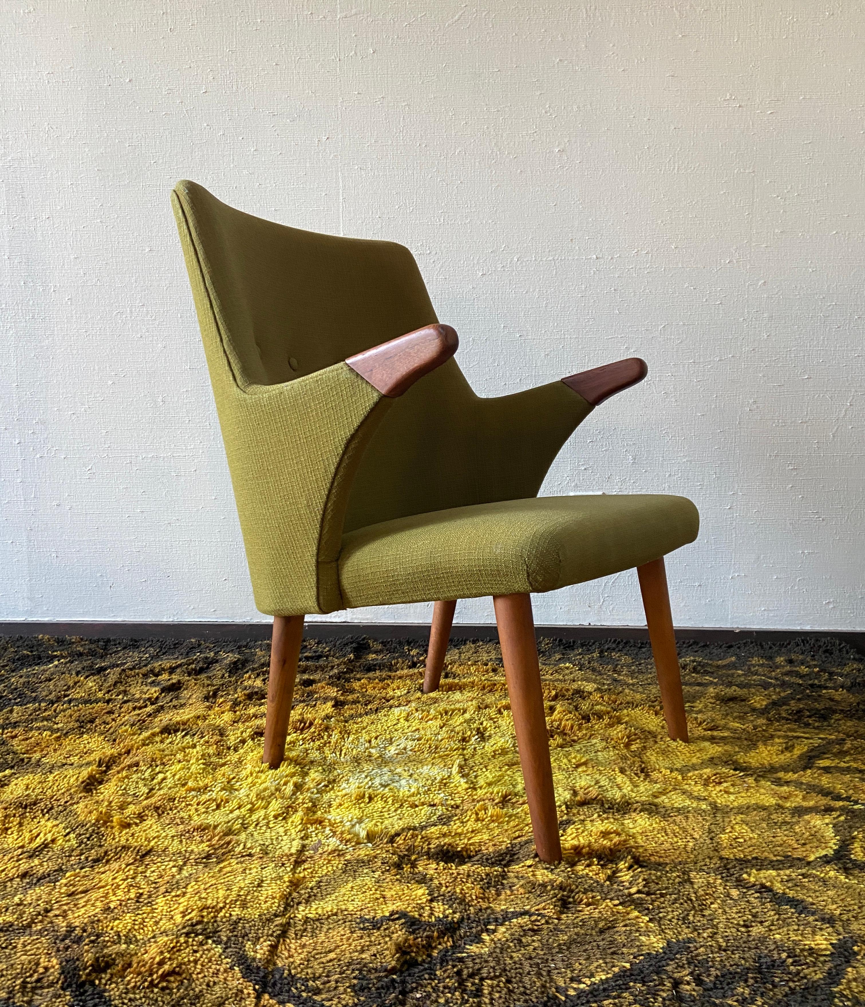 Preciosa silla auxiliar danesa de mediados de siglo con brazos de madera 