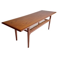 Table basse danoise du milieu du siècle 1960 en teck et rotin par Trioh Møbler