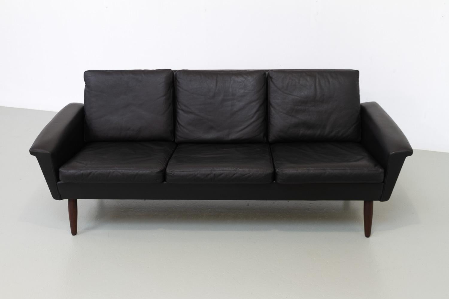 Mid-Century Danish 3-Seater Black Leather Sofa by Thams, 1960s.

Very elegant and stylish three seater sofa in soft black leather with round tapering legs in teak. 
Very comfortable with soft patinated leather cushions with polyester fibre filling