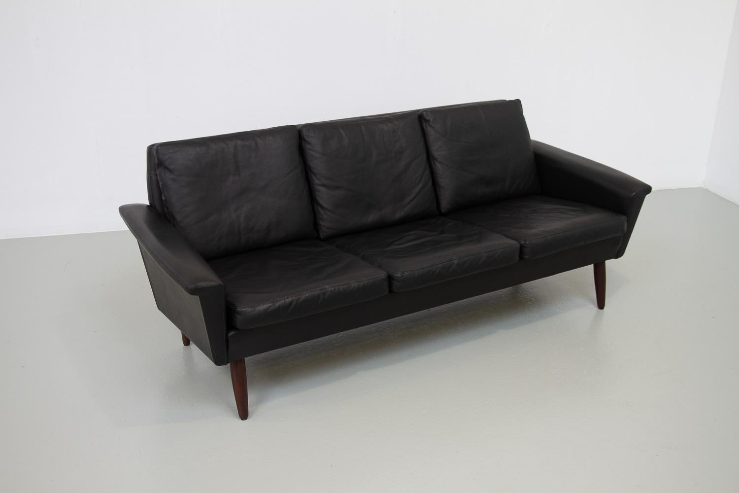 Scandinavian Modern Mid-Century Danish 3-Seater Black Leather Sofa by Thams, 1960s.