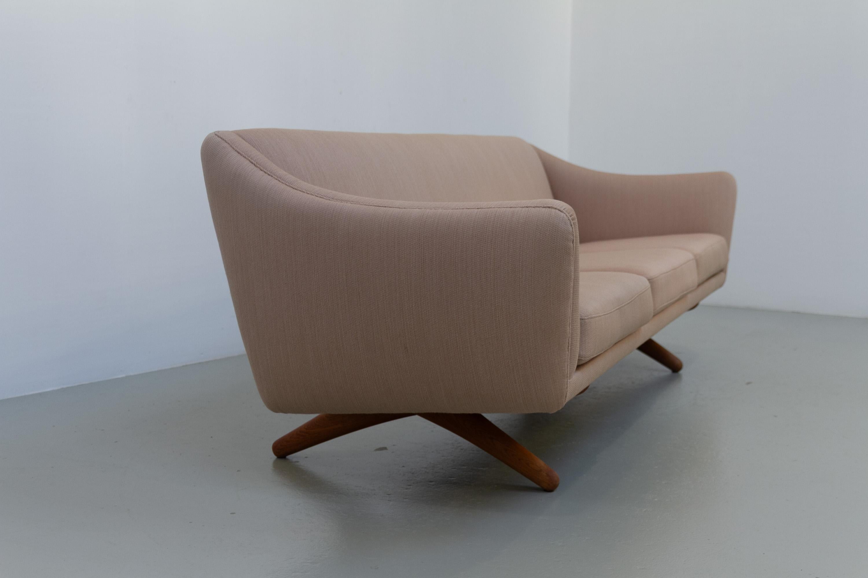Sofá danés de 3 plazas de mediados de siglo ML-140 de Illum Wikkelsø, década de 1960.

Precioso y elegante sofá de tres plazas diseñado por el famoso arquitecto danés Illum Wikkelsø y fabricado por el maestro carpintero danés A. Mikael Laursen en