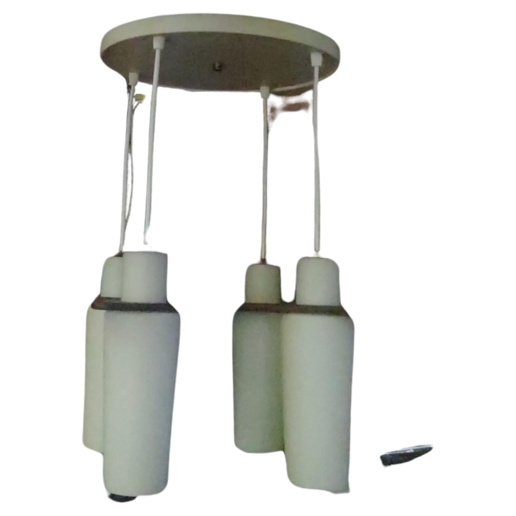 Sencilla y elegante lámpara colgante de 4 luces procedente de Dinamarca. Tulipas de vidrio soplado en molde de leche con tapones y colgador de nogal. Toda la madera está estampada Dinamarca. Totalmente recableado. En excelente estado vintage con un