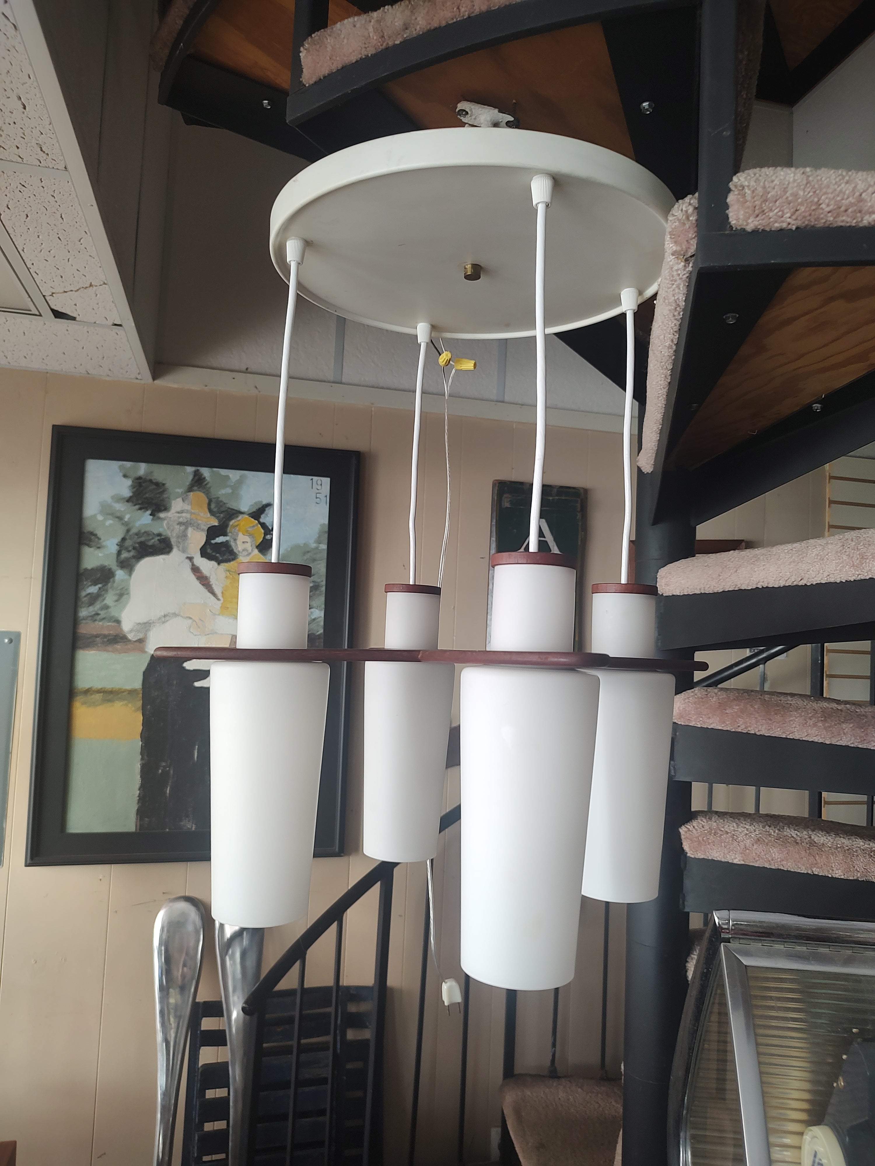 Araña danesa de 4 luces de mediados de siglo con pantallas de cristal de leche Escandinavo moderno en venta