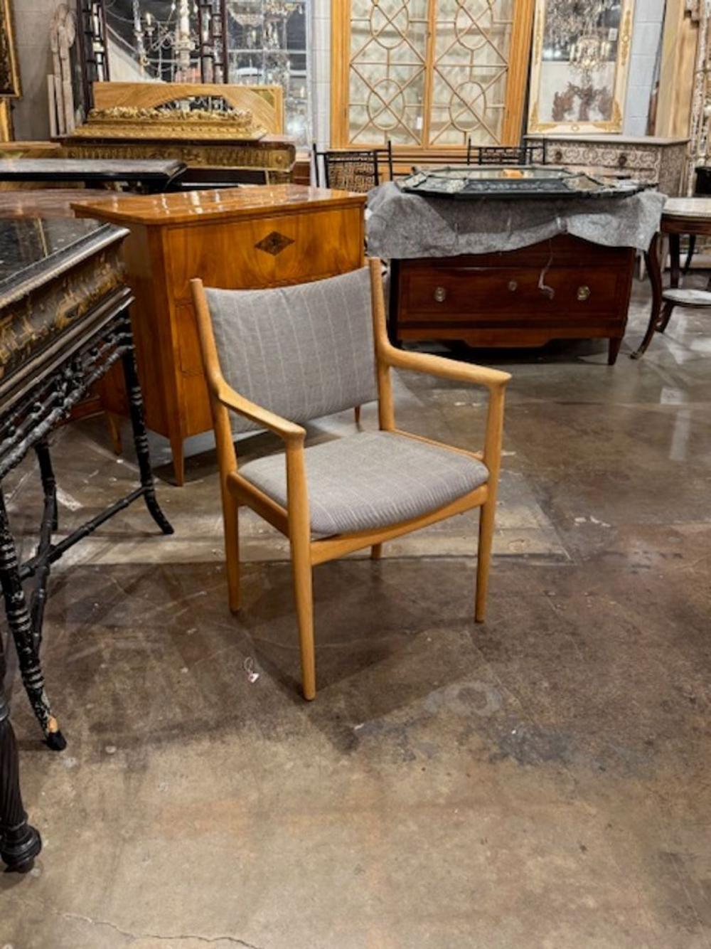 Prova l'epitome del design di metà secolo con questa autentica poltrona di Hans Wegner. Grazie alle sue linee eleganti e alla sua costruzione di qualità, questa sedia è una combinazione  raffinatezza e comfort che si fondono senza sforzo con