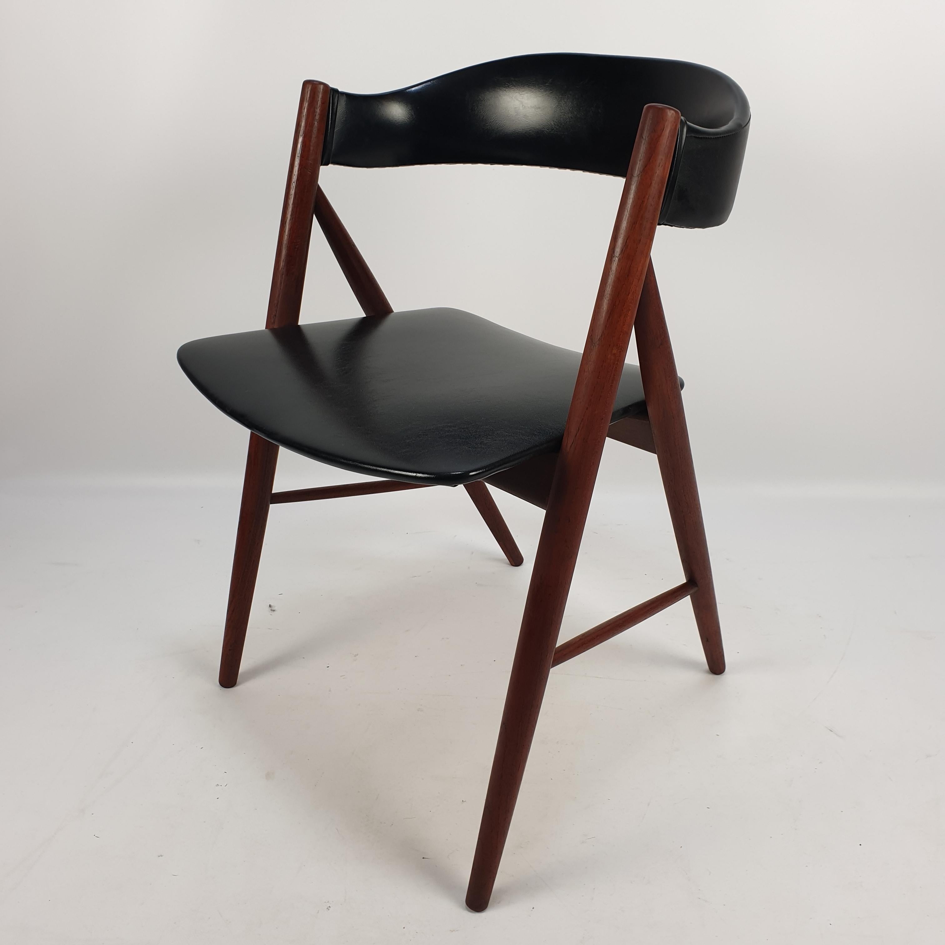 Lovely lounge chair, fabricated in the 1960s in Denmark.

The elegant structure of this comfortable chair is made of solid teak.

It has the original skai upholstery.
There is just a little hole on the back, see the picture.


