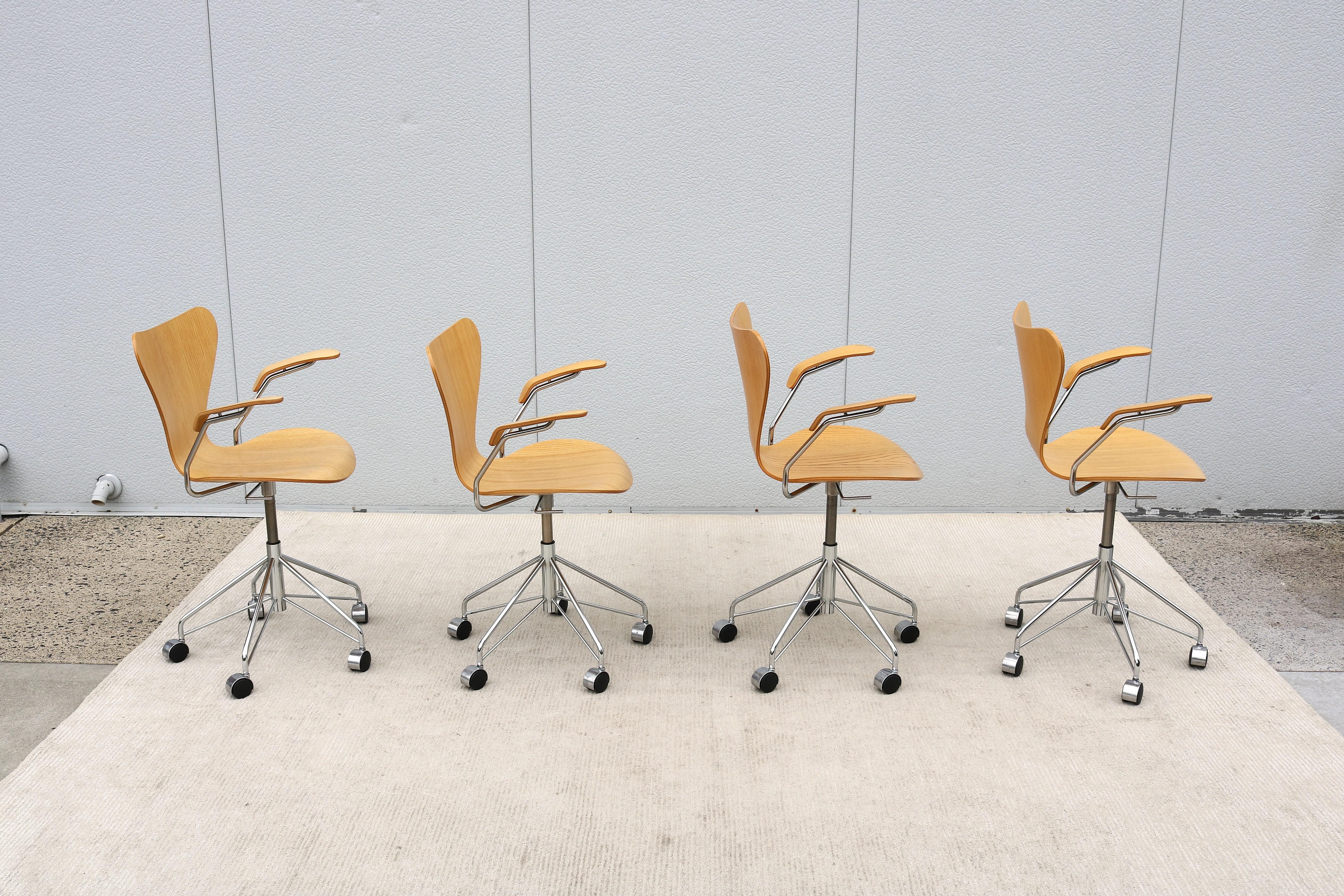 Mid-Century Danish Arne Jacobsen for Fritz Hansen Ash Series 7 Swivel Desk Chair For Sale 3