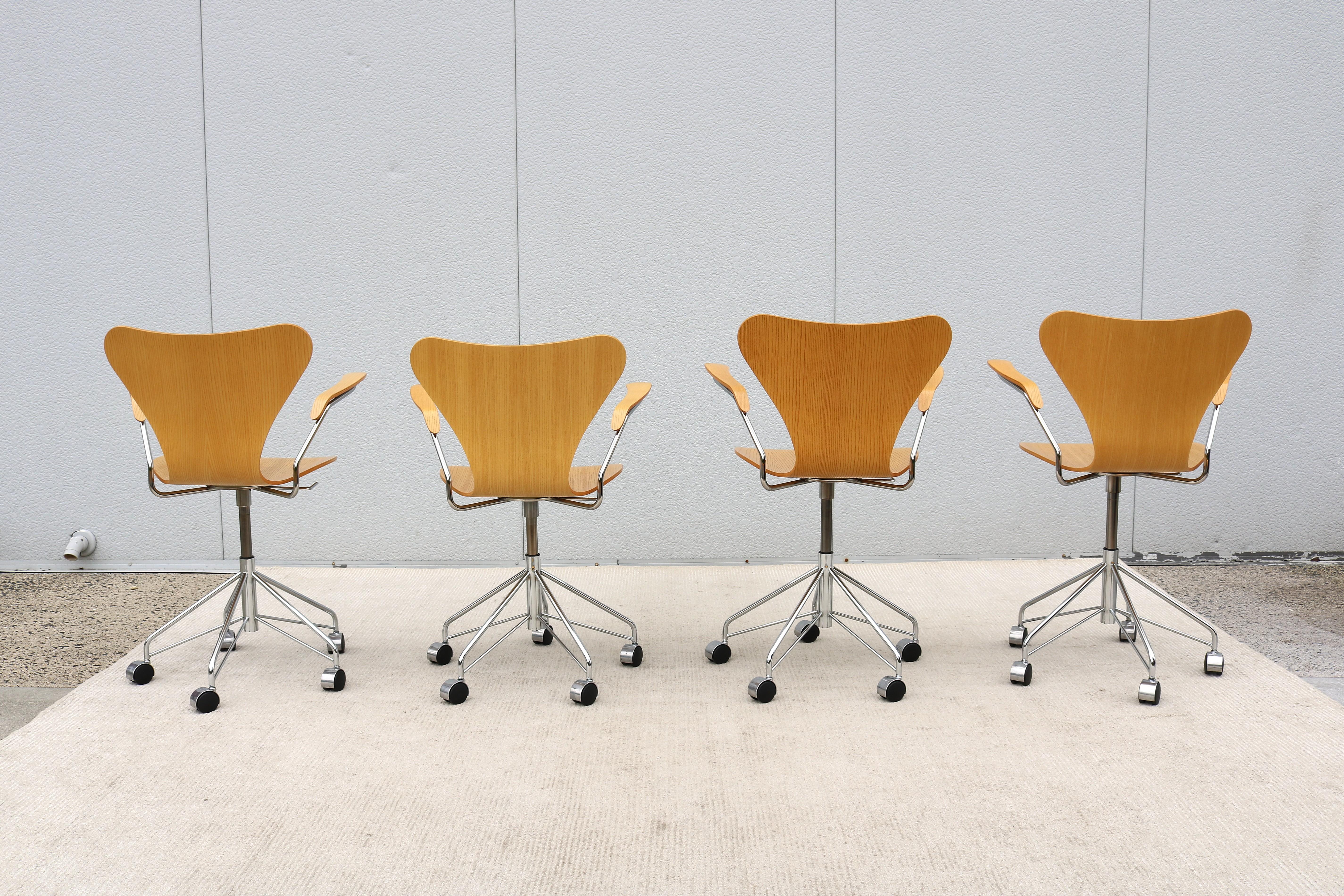 Mid-Century Danish Arne Jacobsen for Fritz Hansen Ash Series 7 Swivel Desk Chair For Sale 4