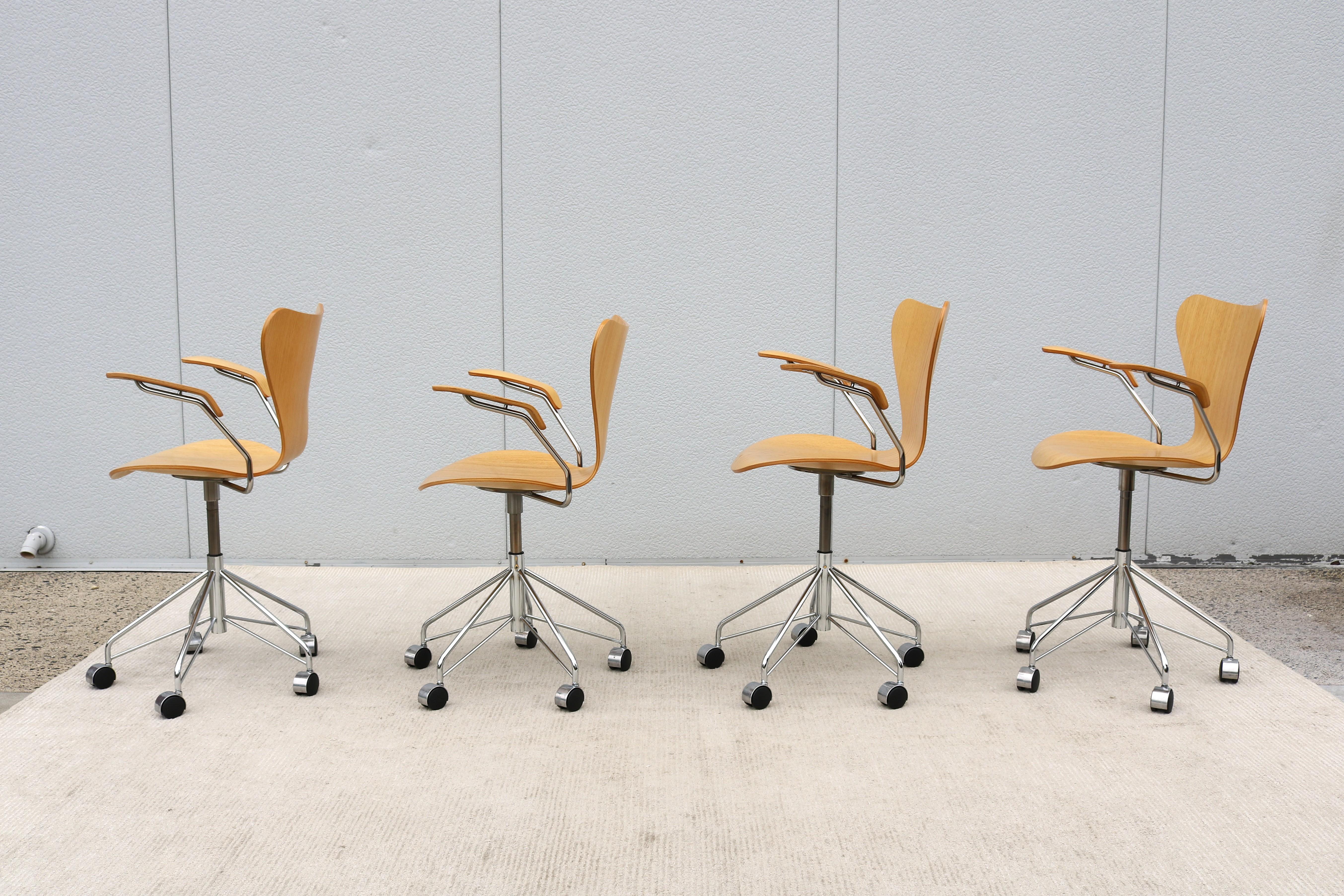 Mid-Century Danish Arne Jacobsen for Fritz Hansen Ash Series 7 Swivel Desk Chair For Sale 5