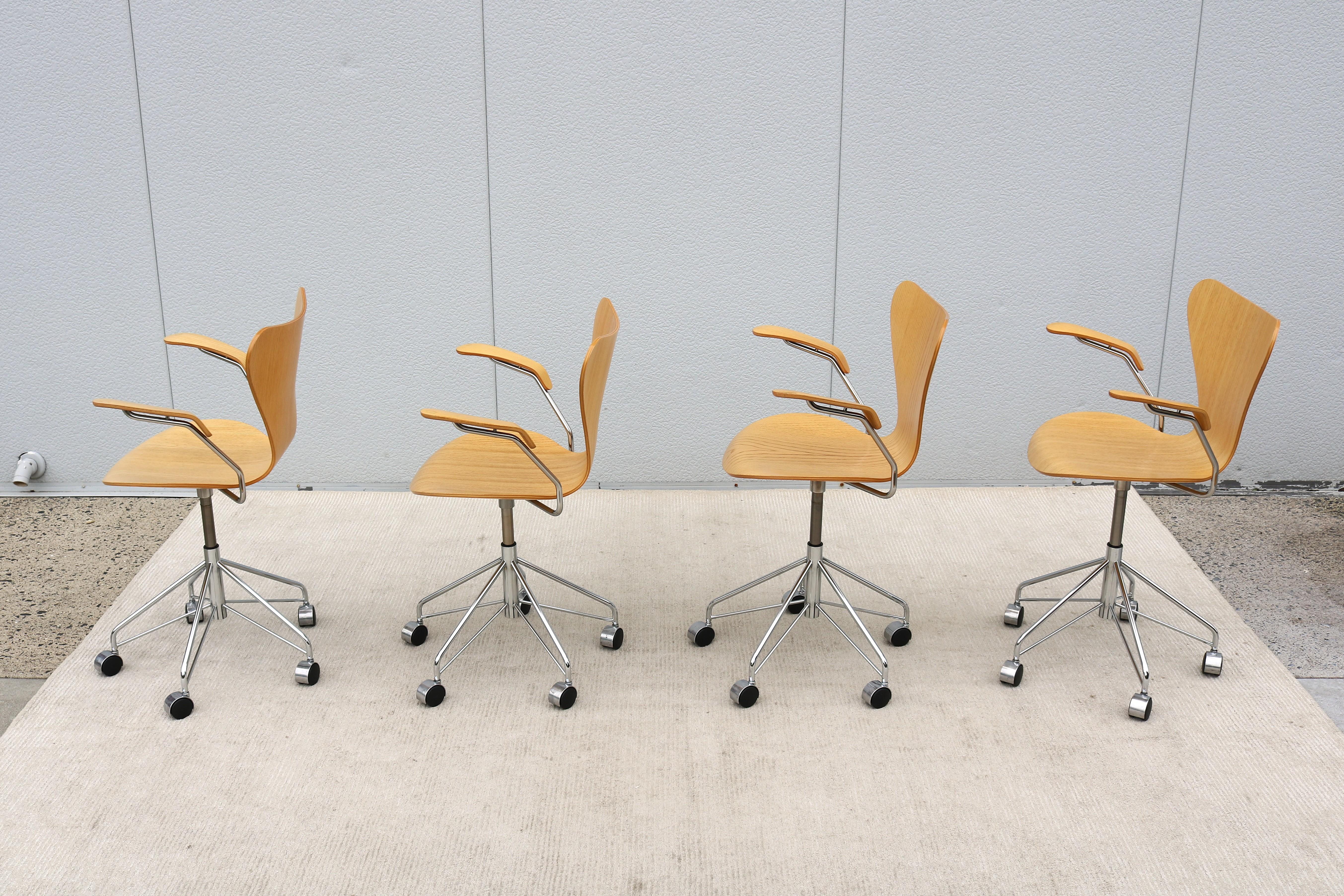 Mid-Century Danish Arne Jacobsen for Fritz Hansen Ash Series 7 Swivel Desk Chair For Sale 6