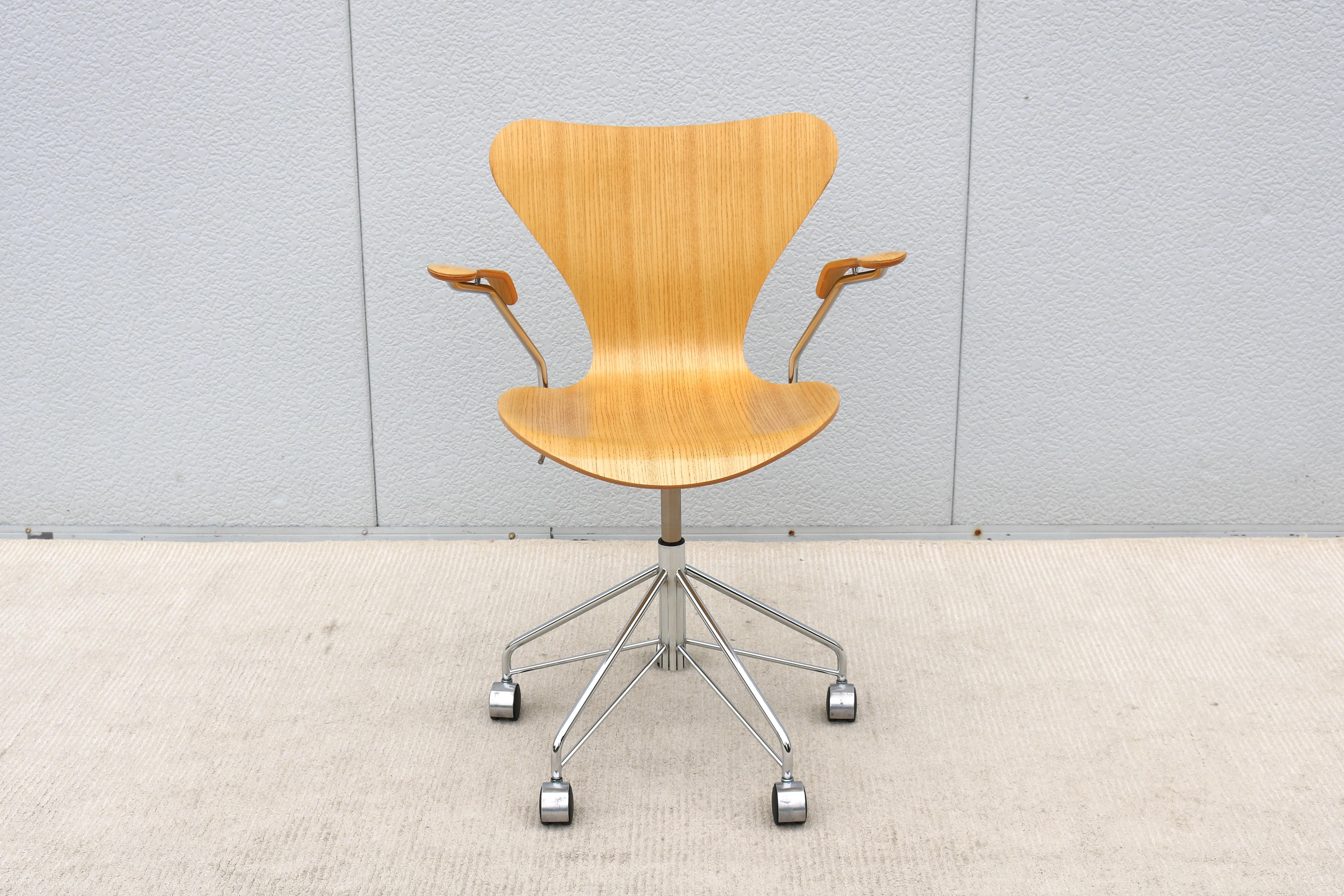 The elegant and versatile Series 7 chair was introduced in 1955 by the Danish architect and designer Arne Jacobsen and instantly became an iconic design.
The Series 7 chair achieved global recognition after its debut at the H55 exhibition in Sweden