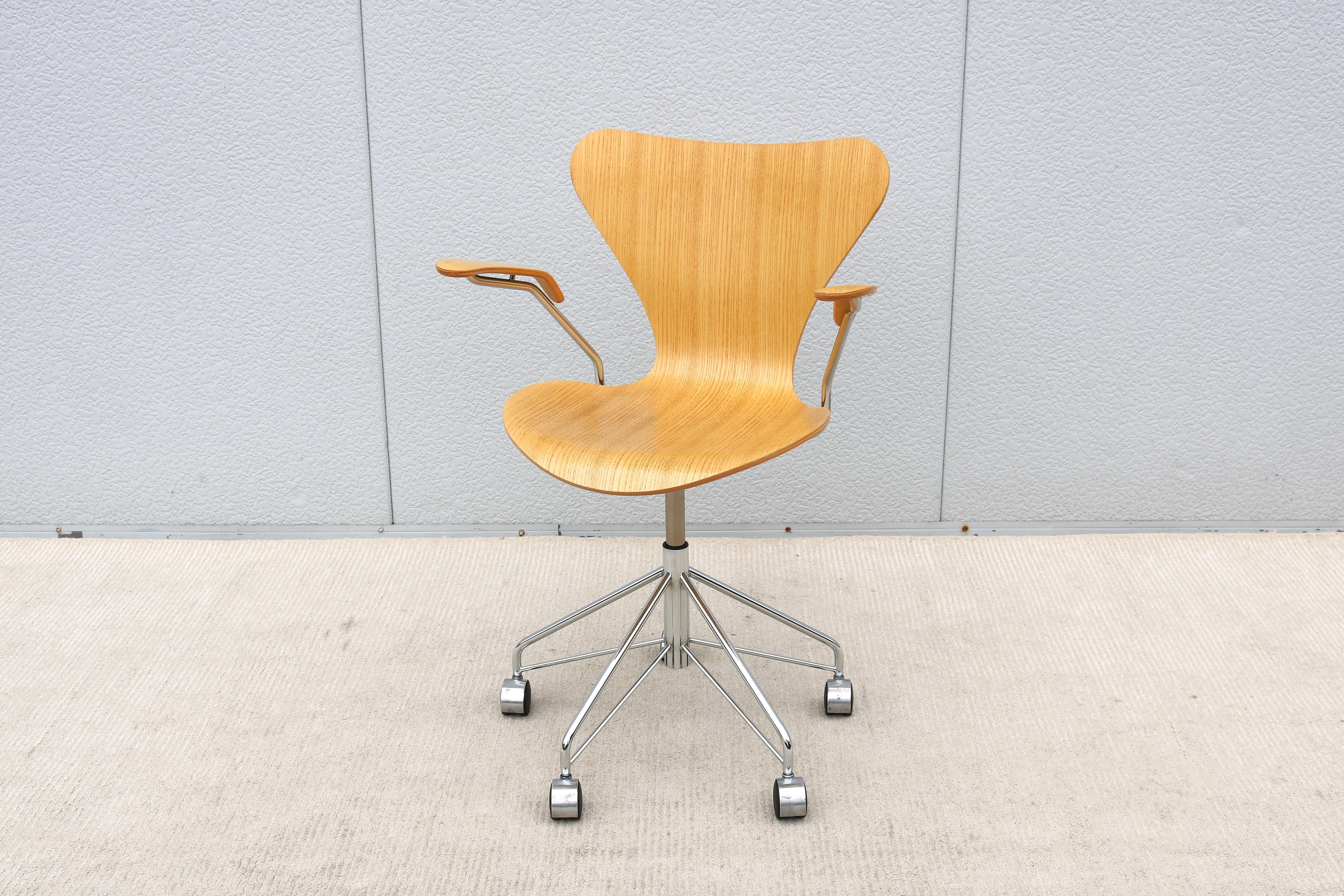 Mid-Century Modern Mid-Century Danish Arne Jacobsen for Fritz Hansen Ash Series 7 Swivel Desk Chair For Sale
