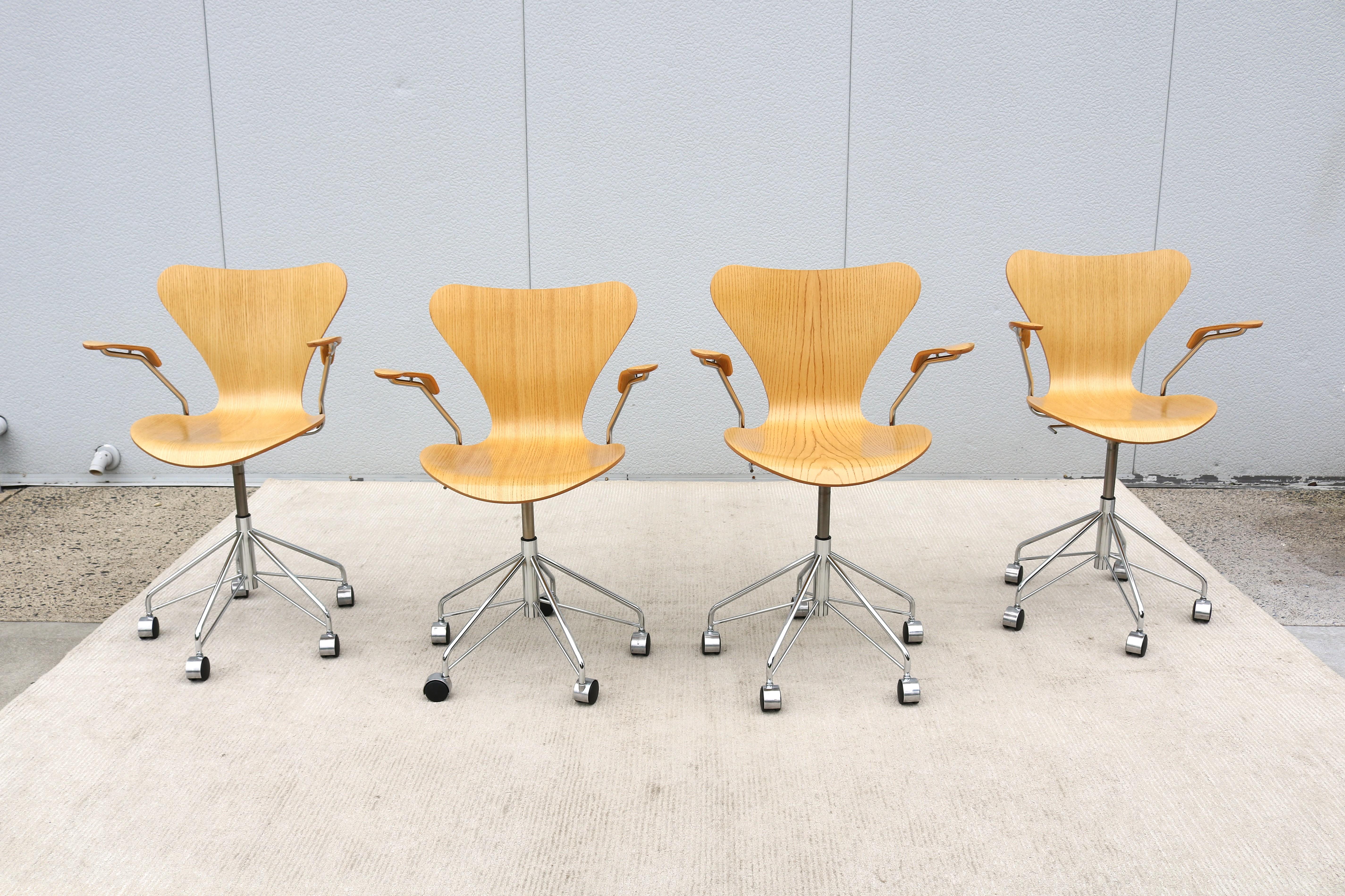 Molded Mid-Century Danish Arne Jacobsen for Fritz Hansen Ash Series 7 Swivel Desk Chair For Sale
