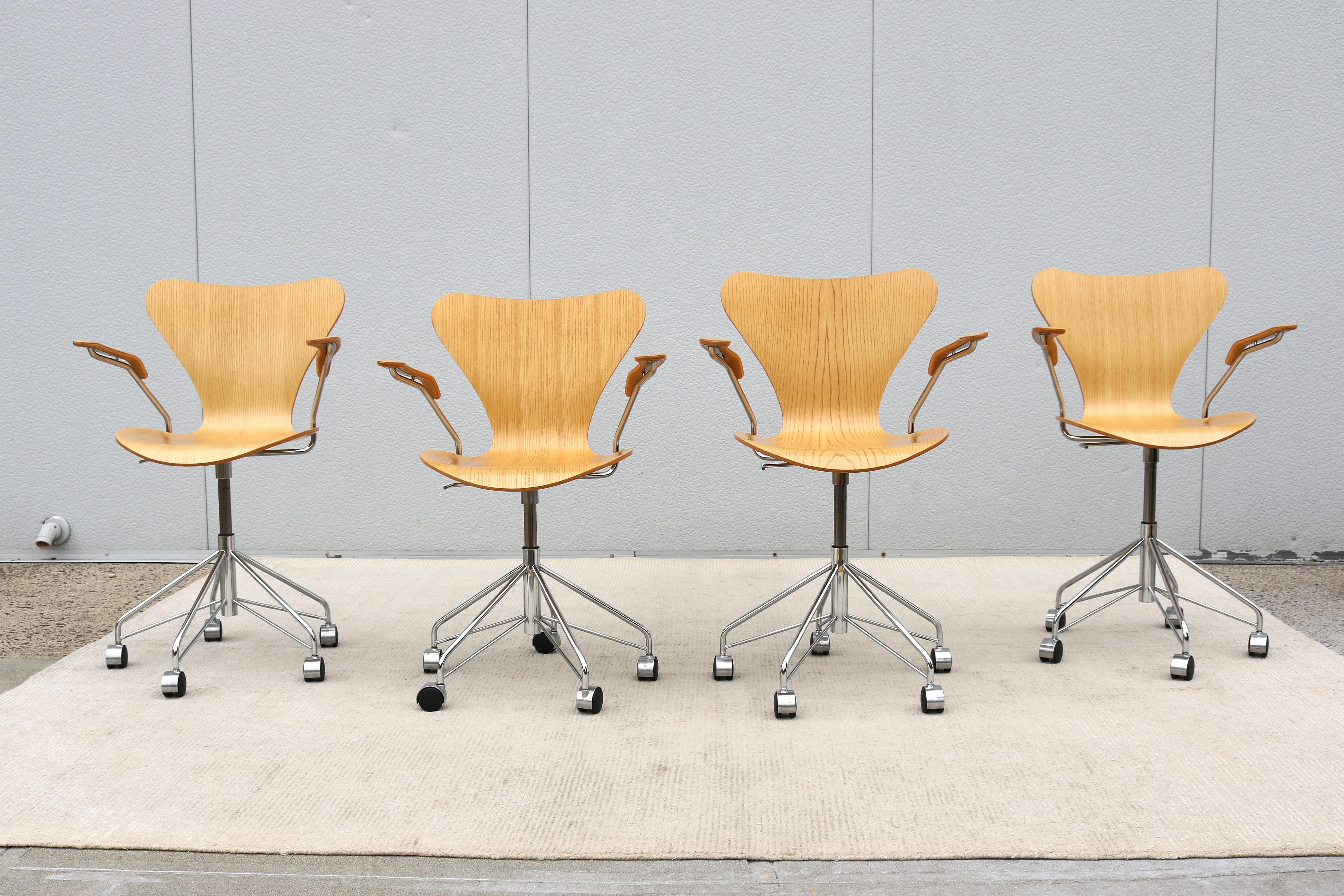 Mid-Century Danish Arne Jacobsen for Fritz Hansen Ash Series 7 Swivel Desk Chair In Good Condition For Sale In Secaucus, NJ