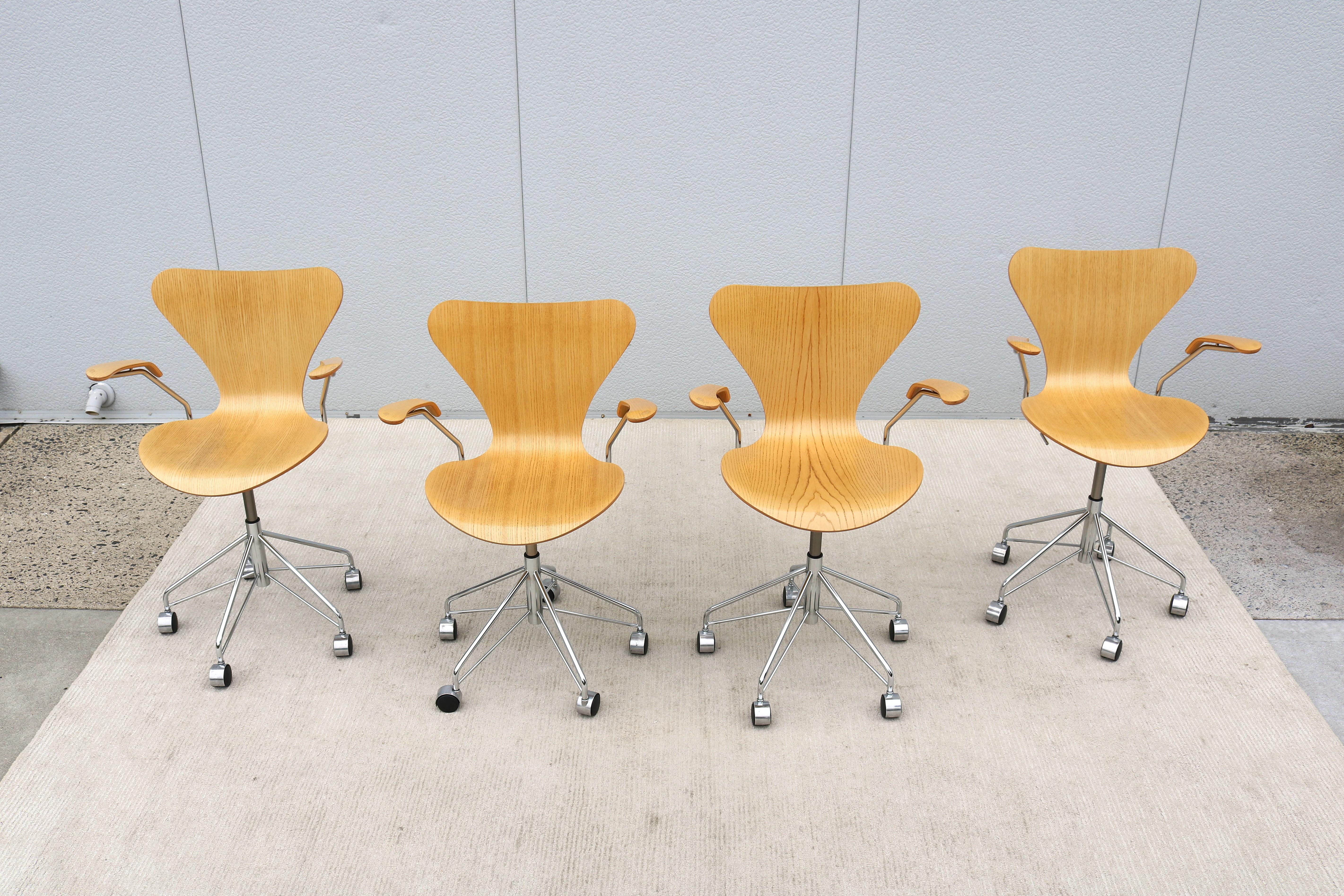 Contemporary Mid-Century Danish Arne Jacobsen for Fritz Hansen Ash Series 7 Swivel Desk Chair For Sale