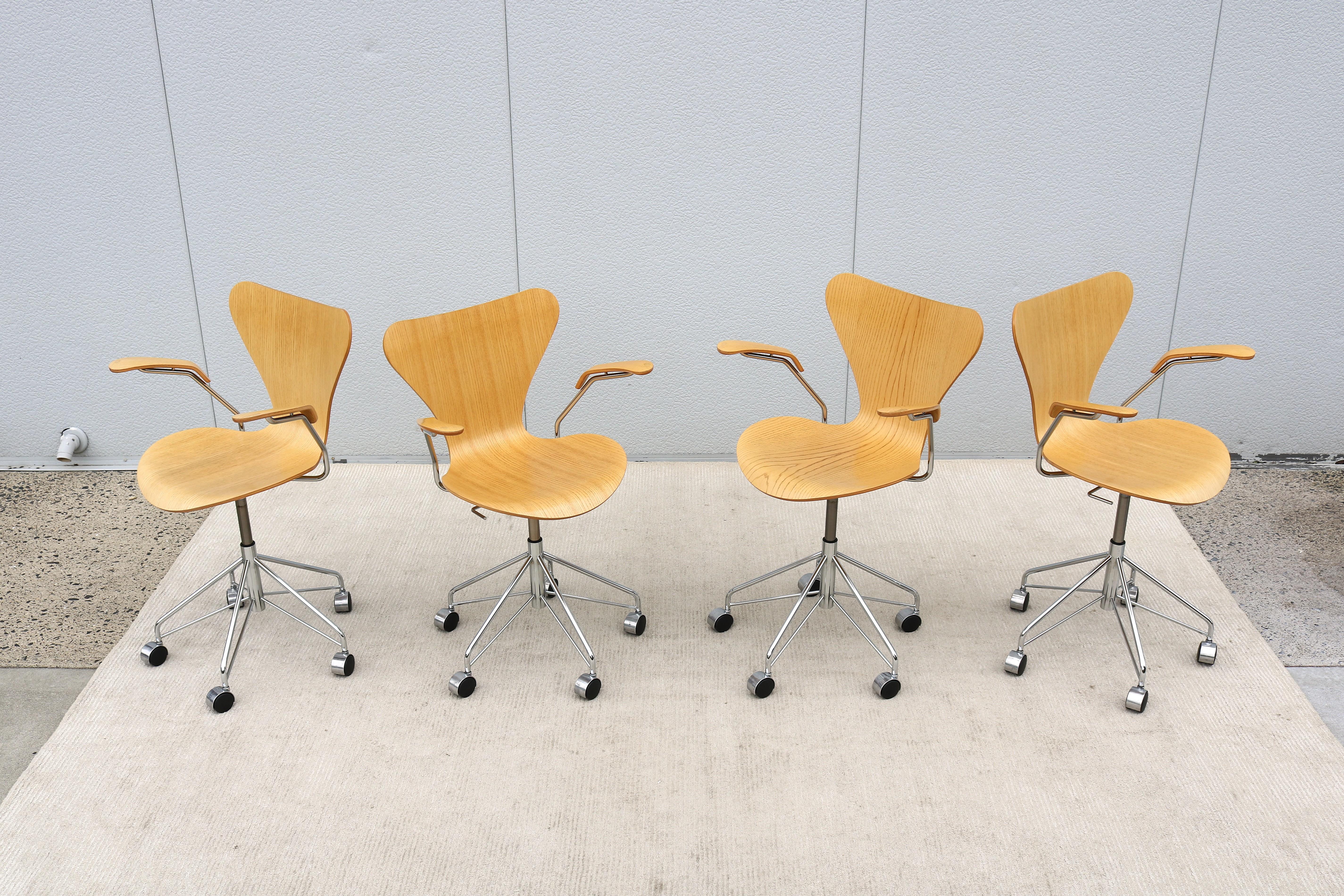 Mid-Century Danish Arne Jacobsen for Fritz Hansen Ash Series 7 Swivel Desk Chair For Sale 2