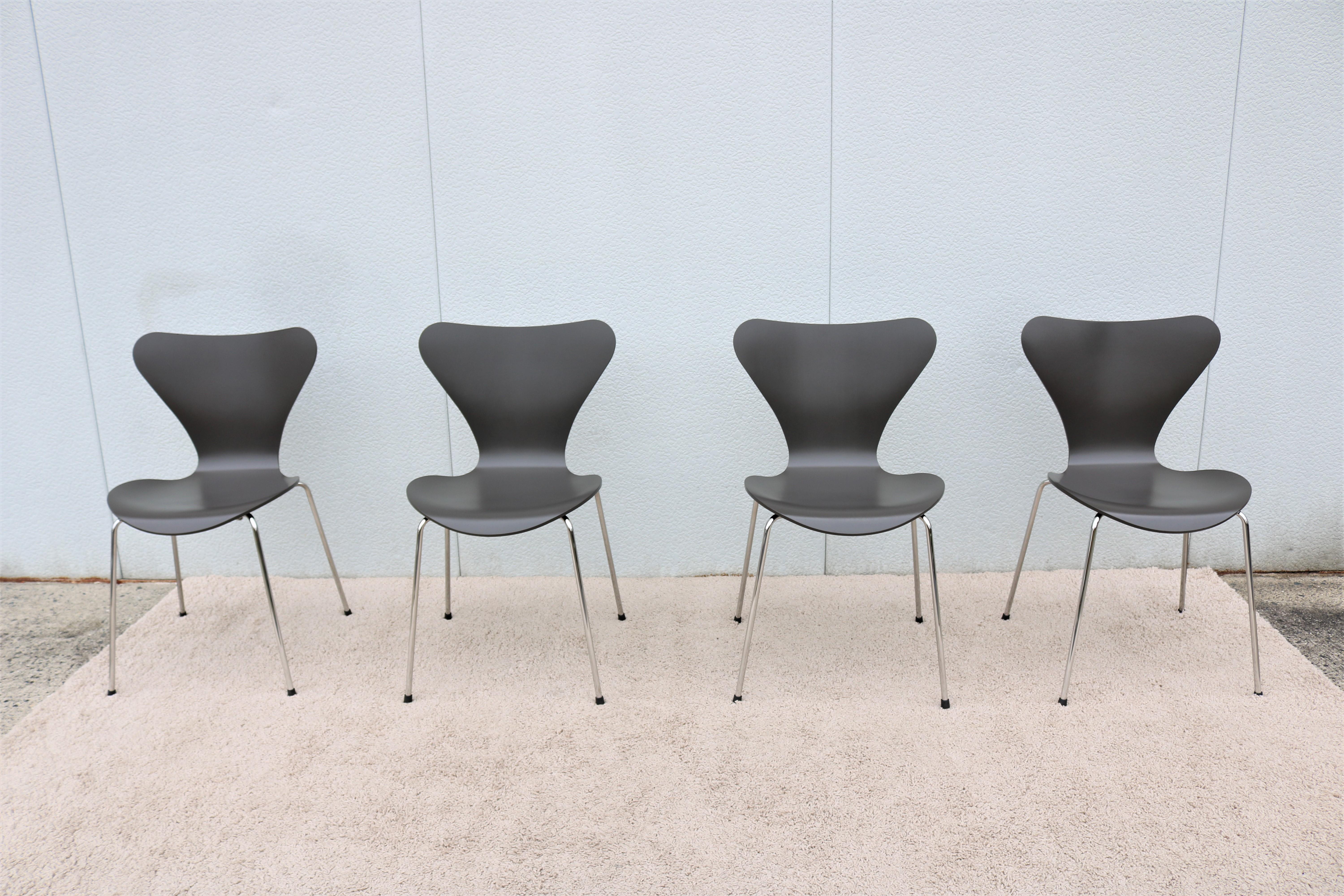 Diese elegante und vielseitige Serie von 7 Stühlen wurde 1955 von dem Designer Arne Jacobsen eingeführt und wurde sofort zu einer Design-Ikone.
Der sehr bequeme Bugholzsitz ist der bei weitem meistverkaufte Stuhl in der Geschichte von Fritz