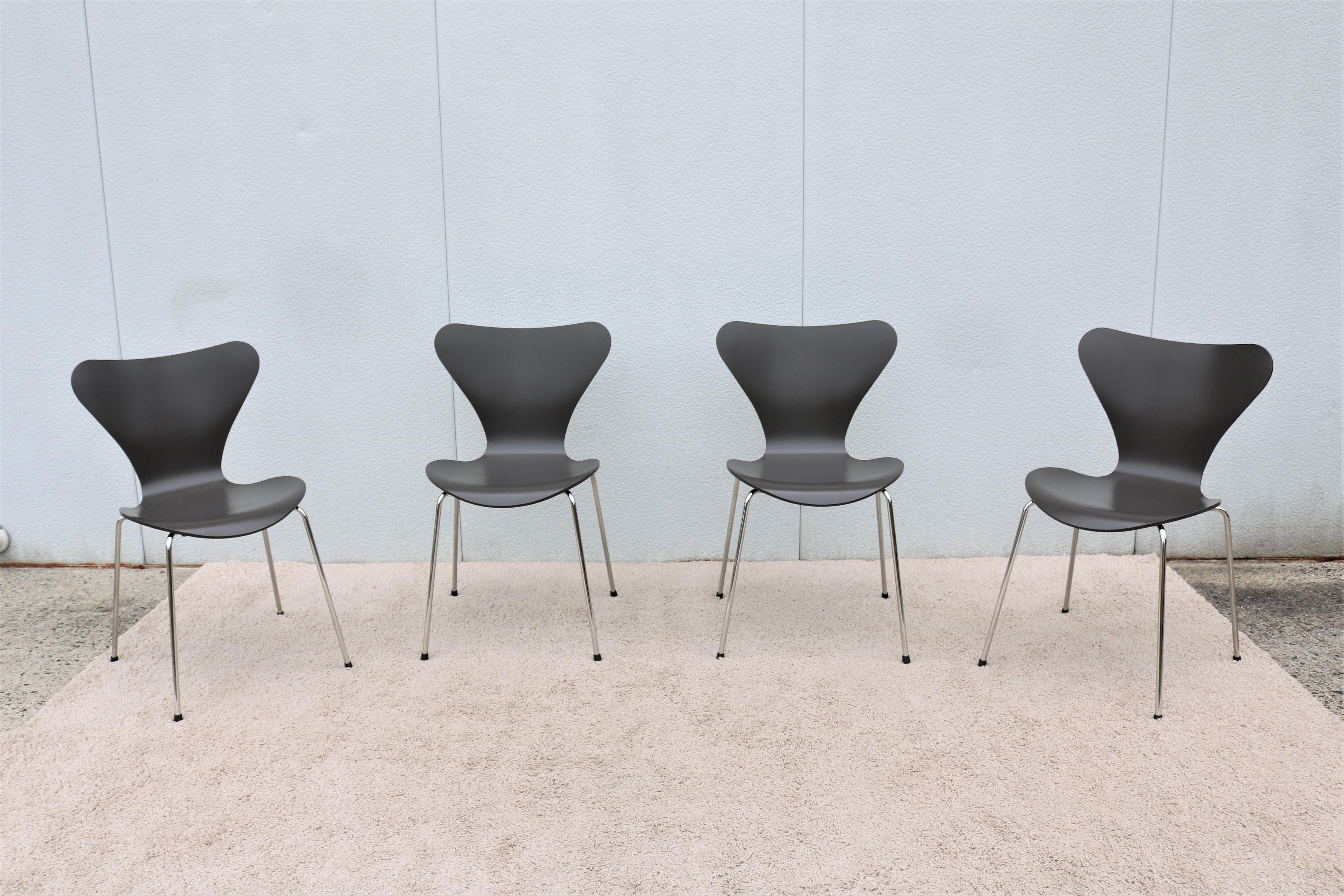 Mid-Century Modern Série de 7 chaises grises danoises du milieu du siècle d'Arne Jacobsen pour Fritz Hansen, lot de 4 en vente