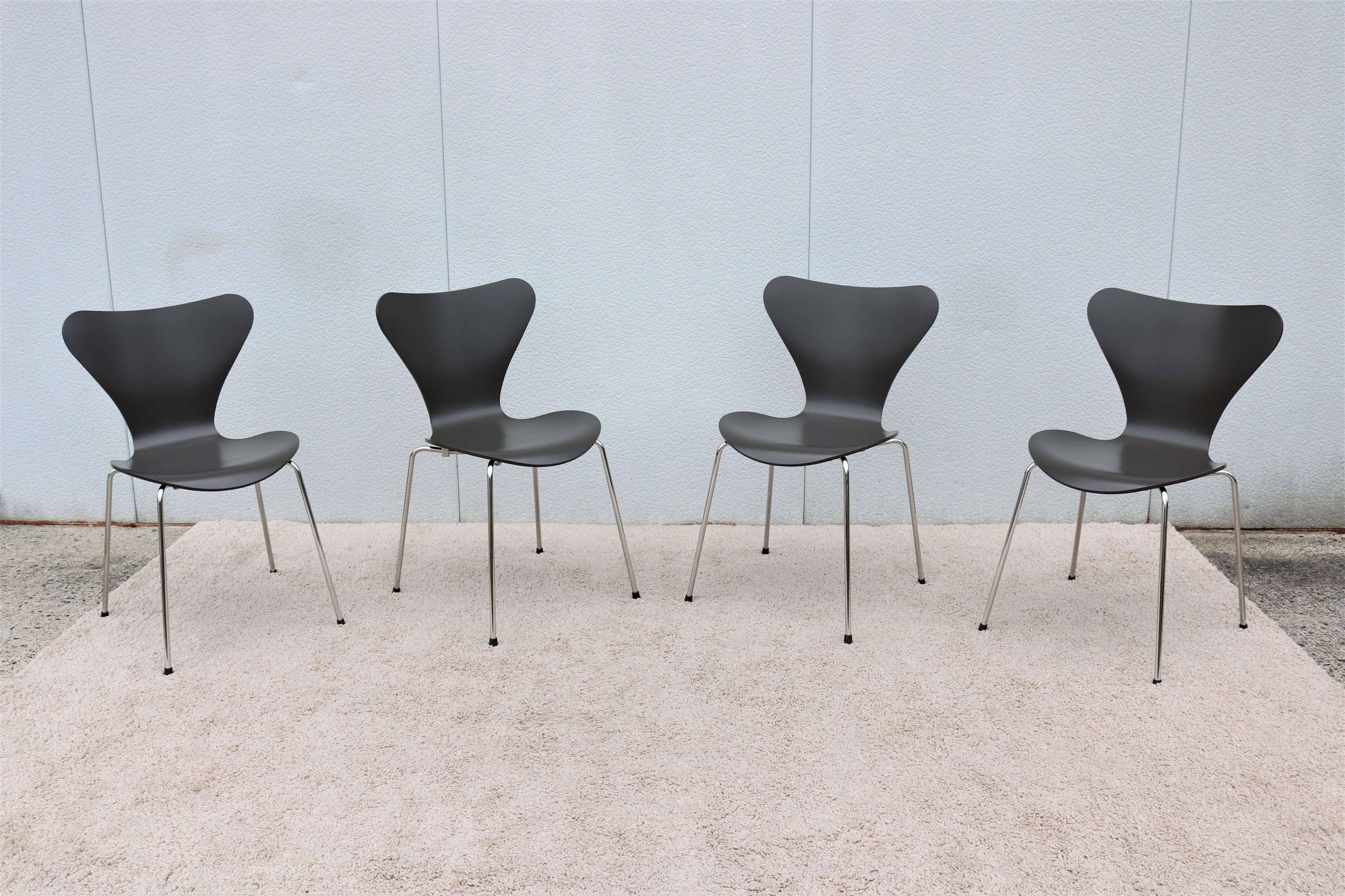 Danois Série de 7 chaises grises danoises du milieu du siècle d'Arne Jacobsen pour Fritz Hansen, lot de 4 en vente