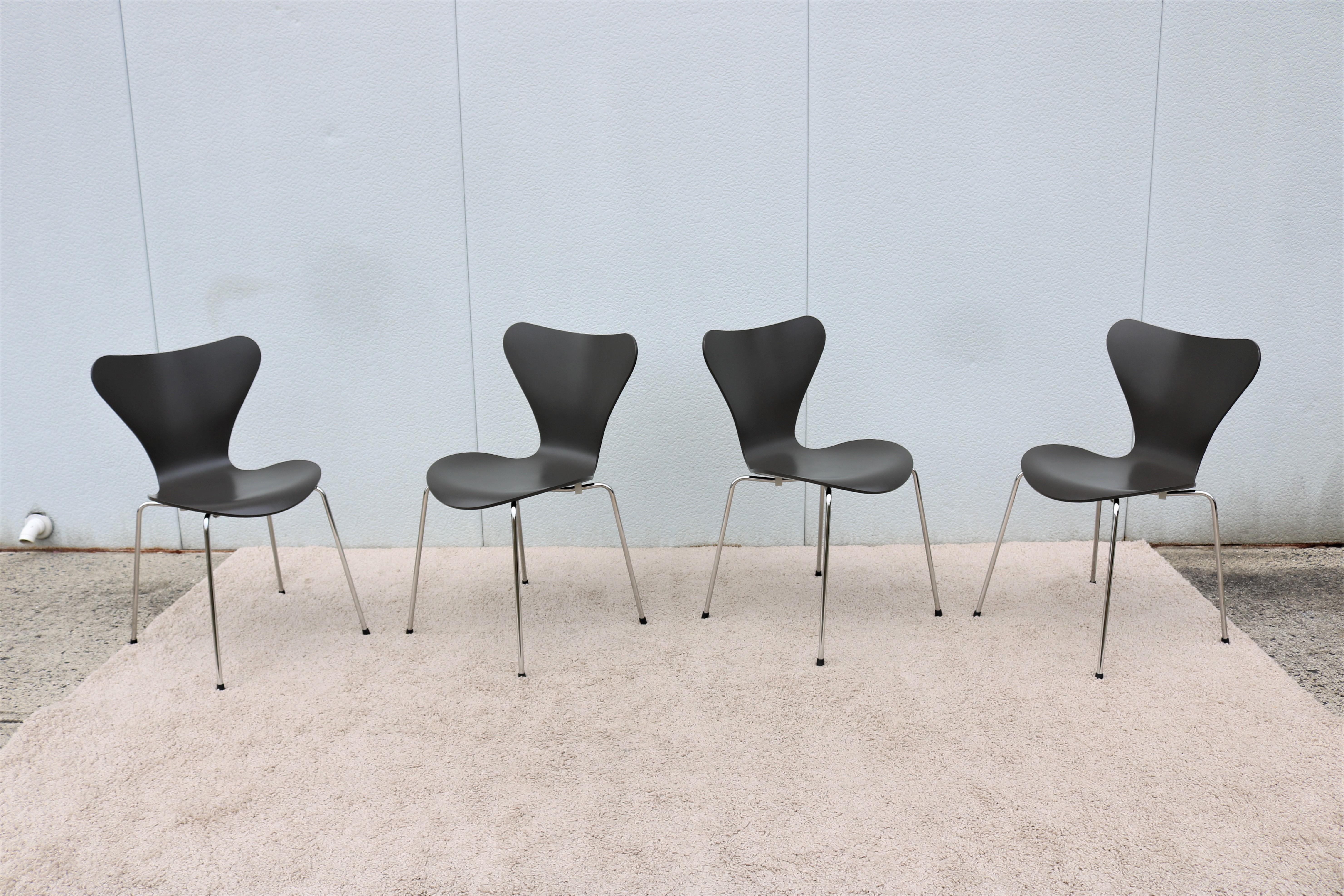 Mid-Century Danish Arne Jacobsen for Fritz Hansen Gray Series 7 Chairs, Set of 4 In Excellent Condition For Sale In Secaucus, NJ