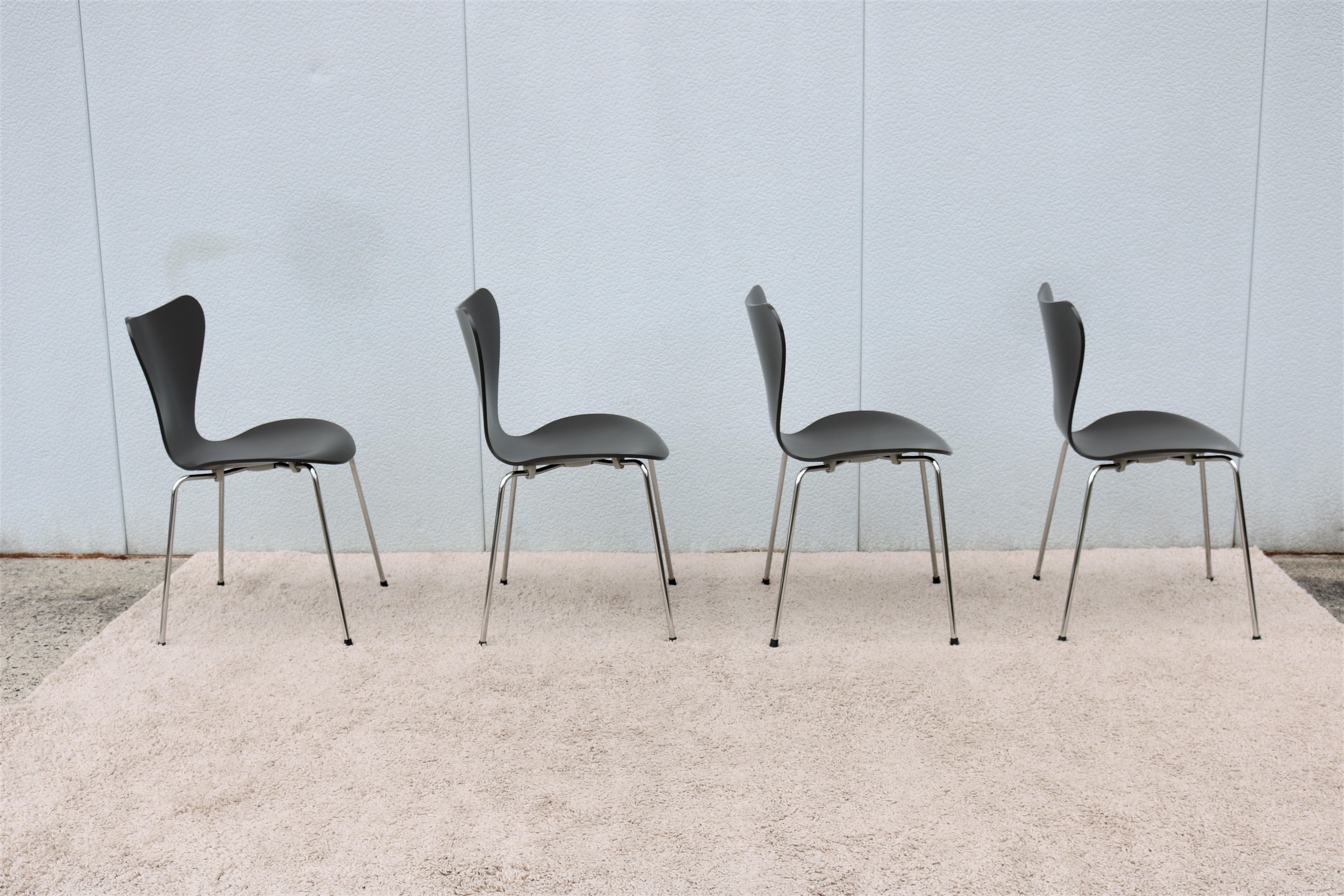 Série de 7 chaises grises danoises du milieu du siècle d'Arne Jacobsen pour Fritz Hansen, lot de 4 Excellent état - En vente à Secaucus, NJ