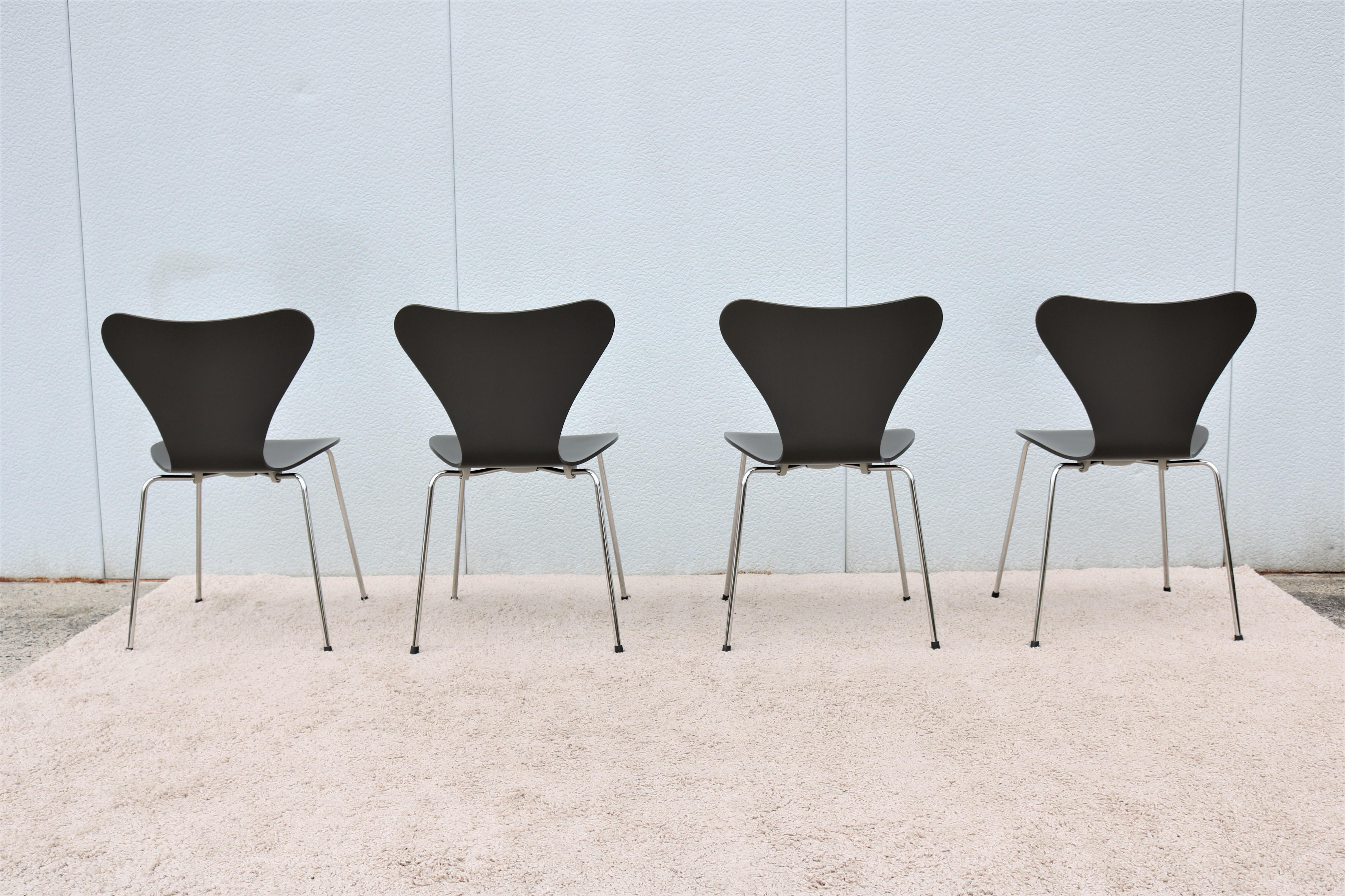 XXIe siècle et contemporain Série de 7 chaises grises danoises du milieu du siècle d'Arne Jacobsen pour Fritz Hansen, lot de 4 en vente