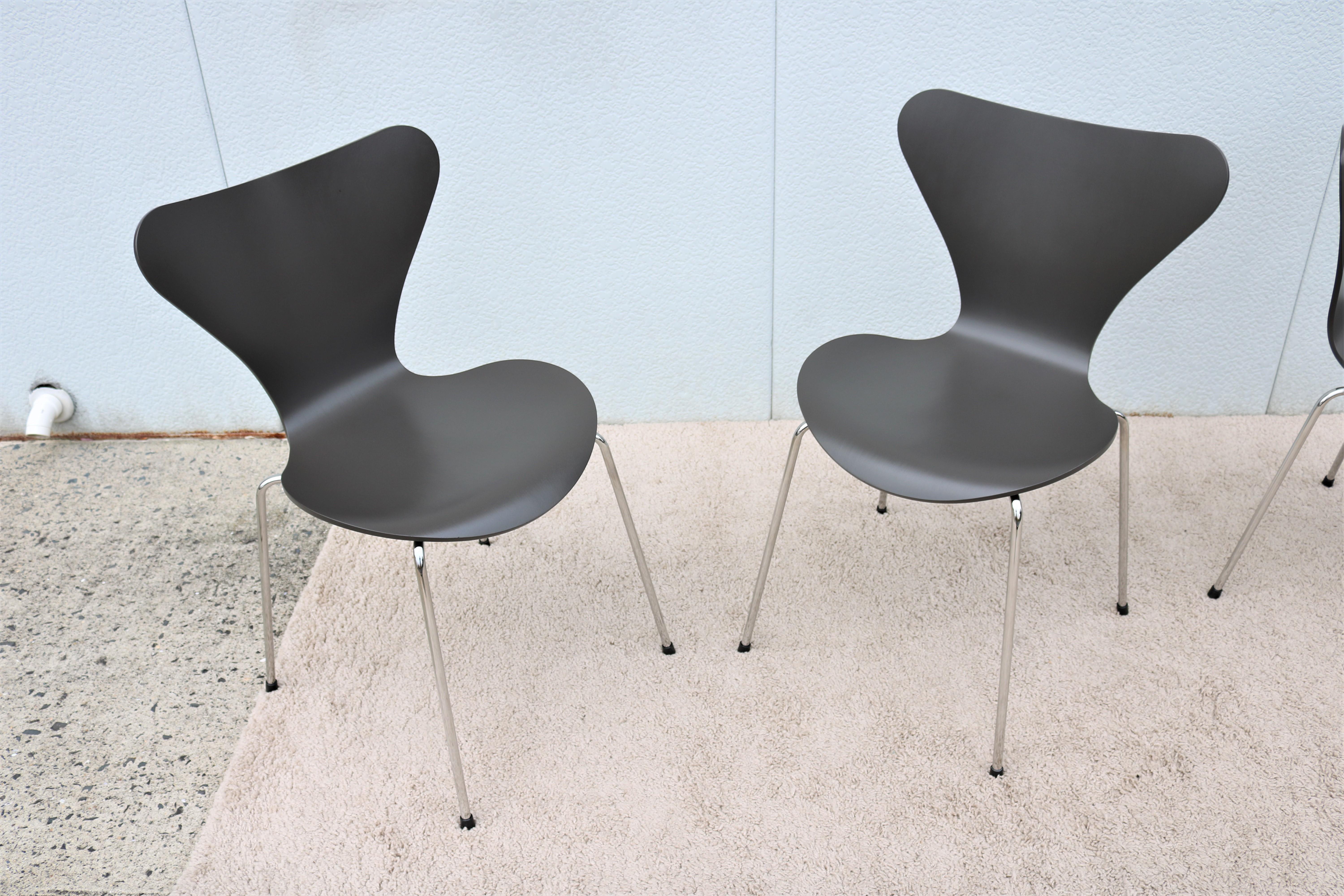 Série de 7 chaises grises danoises du milieu du siècle d'Arne Jacobsen pour Fritz Hansen, lot de 4 en vente 1