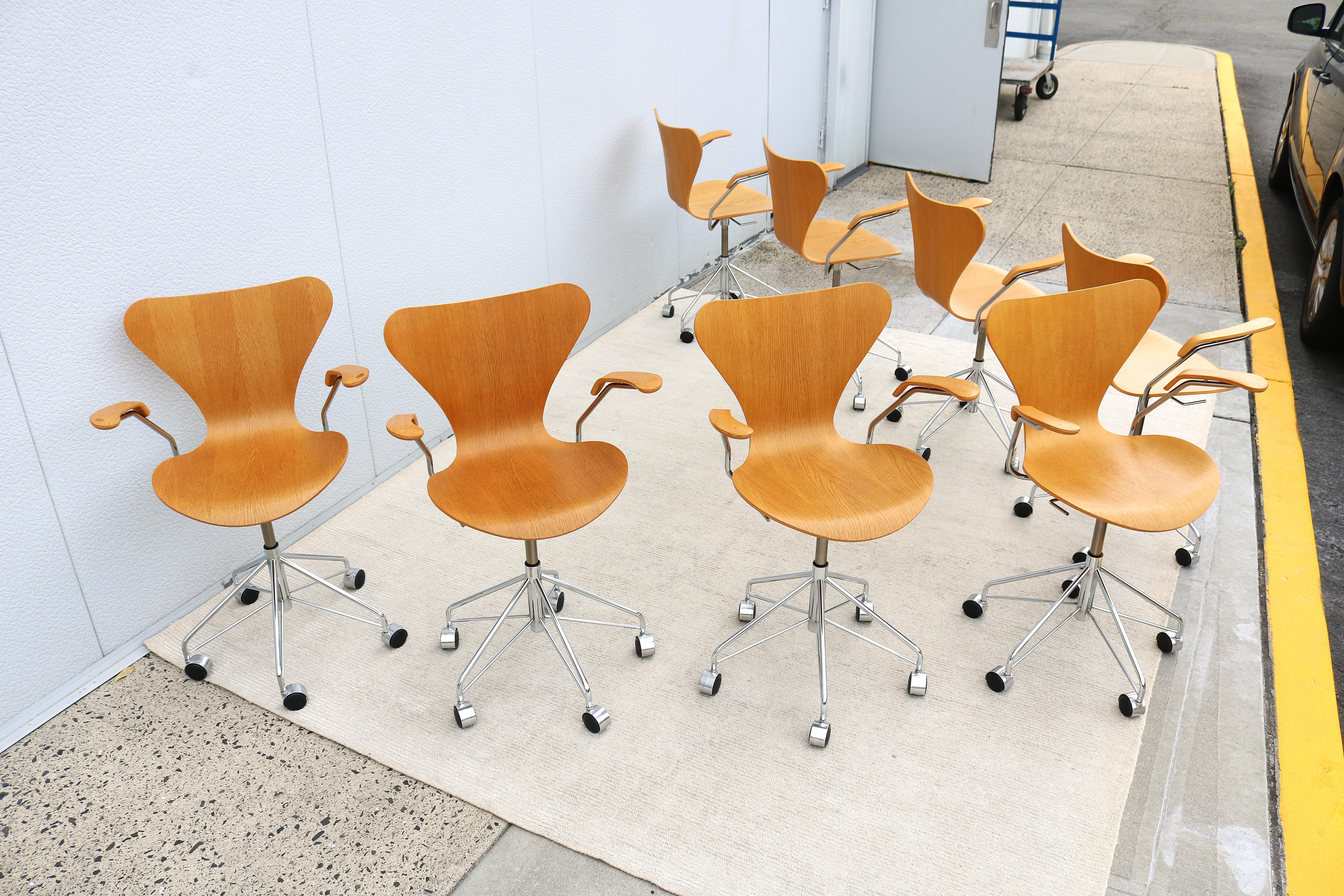 Mid-Century Danish Arne Jacobsen for Fritz Hansen Oak Series 7 Swivel Desk Chair For Sale 3