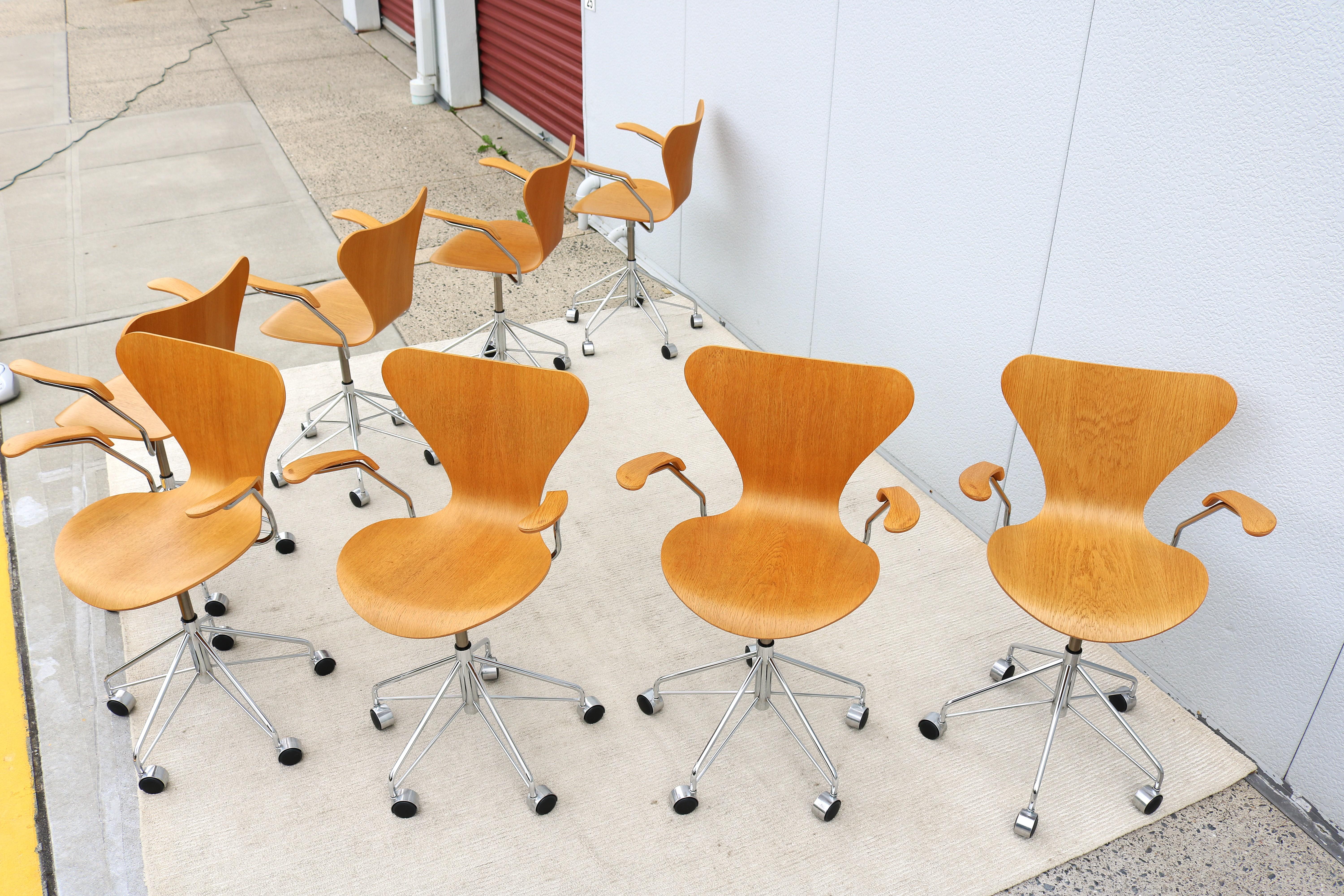 Mid-Century Danish Arne Jacobsen for Fritz Hansen Oak Series 7 Swivel Desk Chair For Sale 4