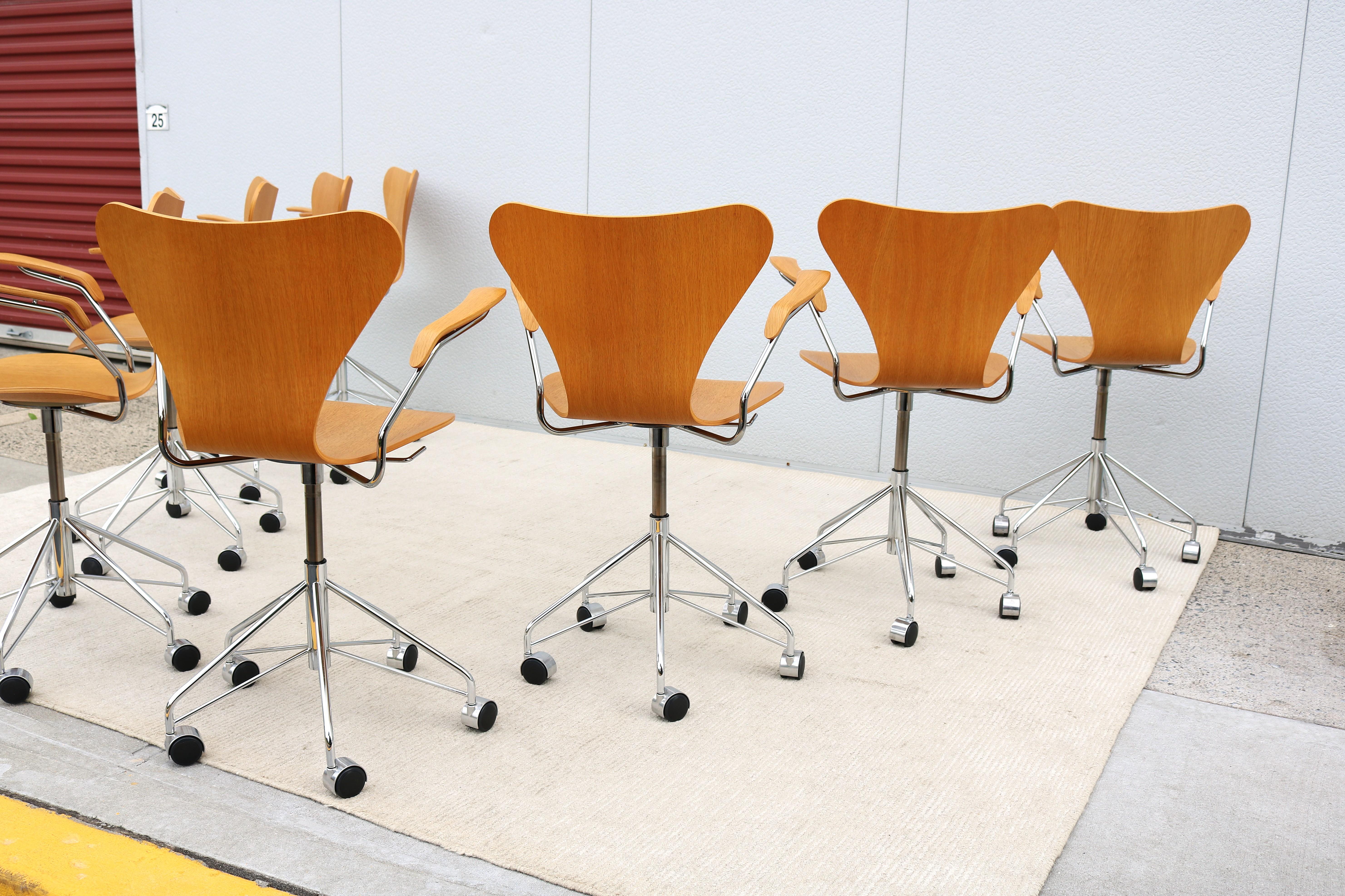 Mid-Century Danish Arne Jacobsen for Fritz Hansen Oak Series 7 Swivel Desk Chair For Sale 5