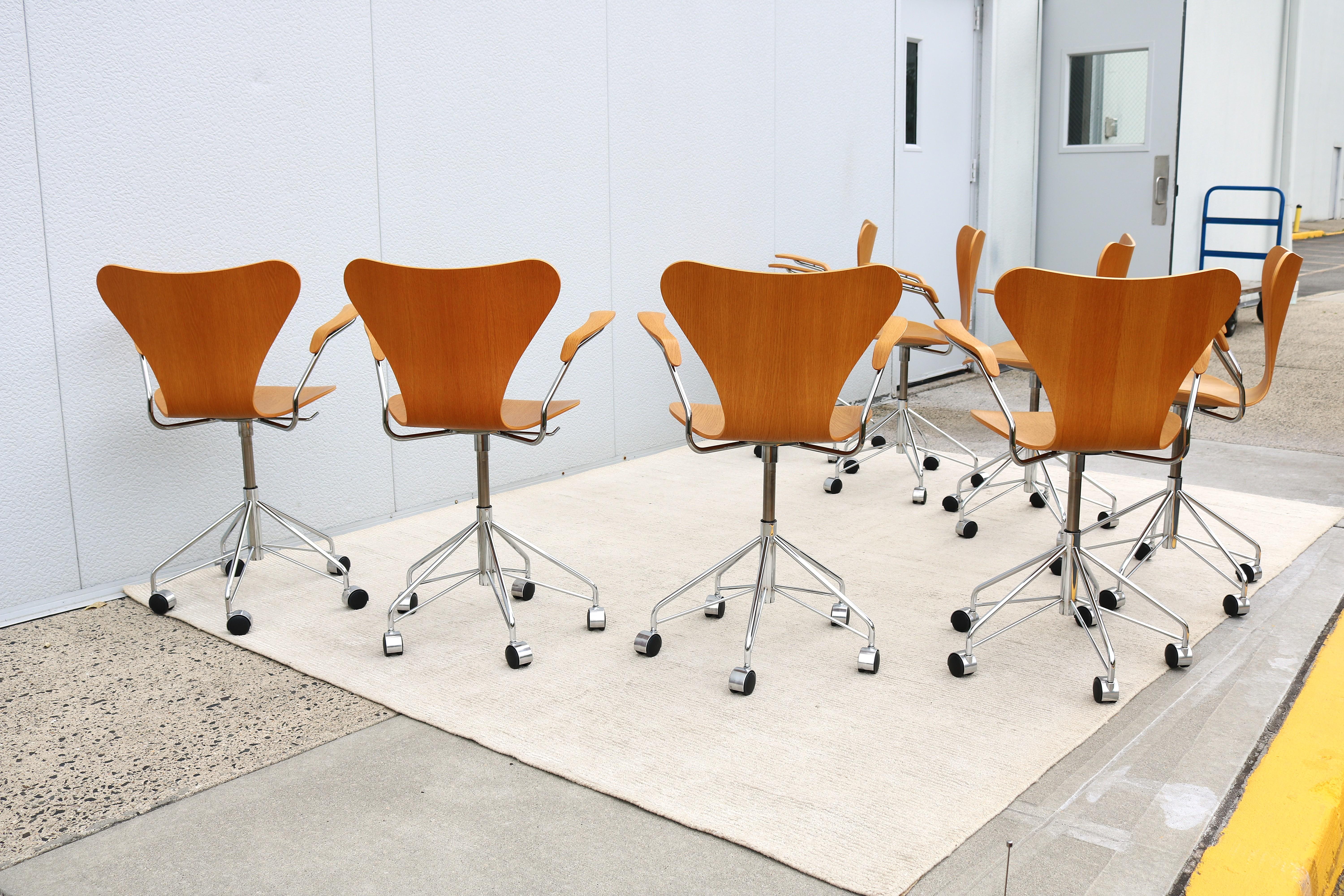 Mid-Century Danish Arne Jacobsen for Fritz Hansen Oak Series 7 Swivel Desk Chair For Sale 6