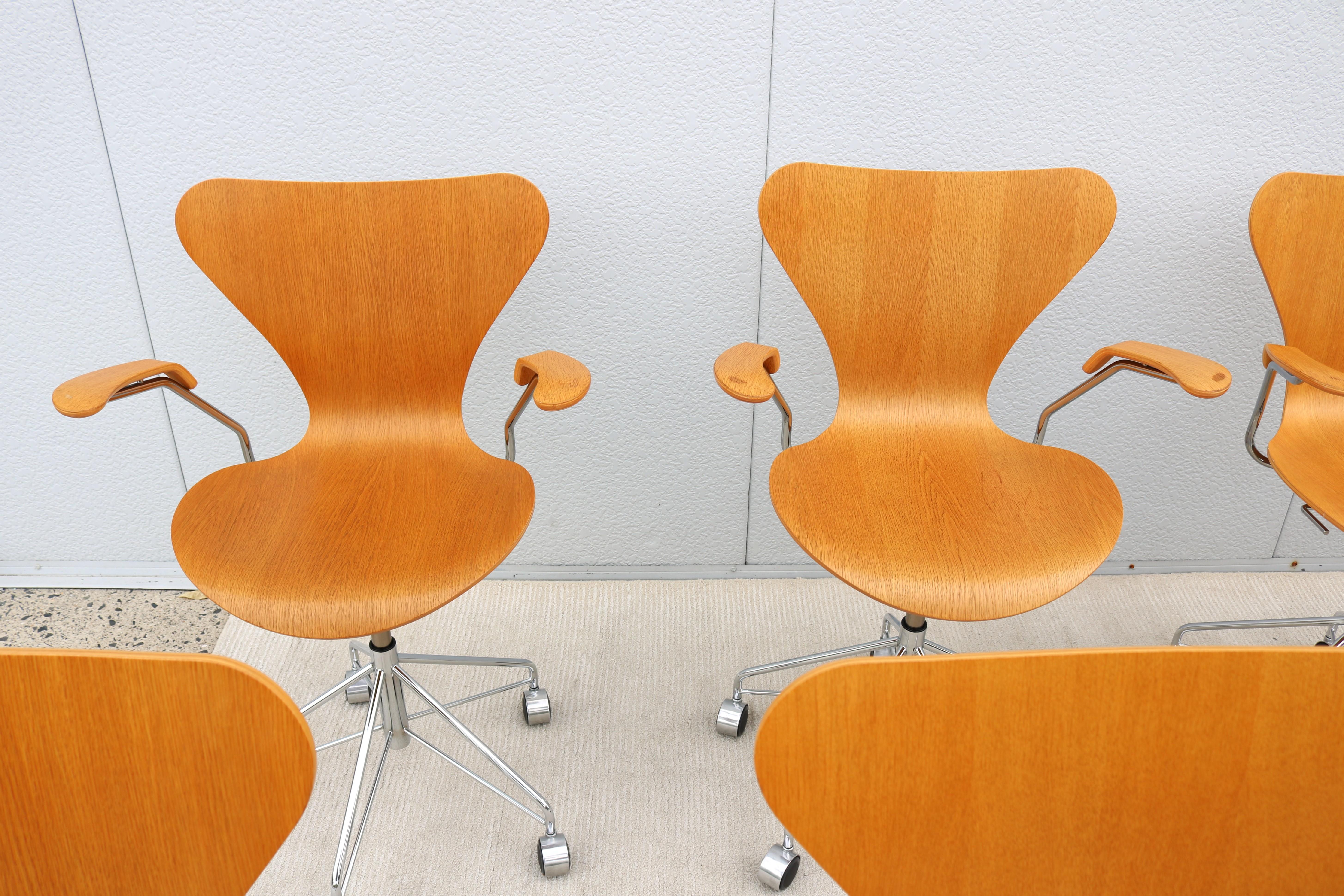 Mid-Century Danish Arne Jacobsen for Fritz Hansen Oak Series 7 Swivel Desk Chair For Sale 7
