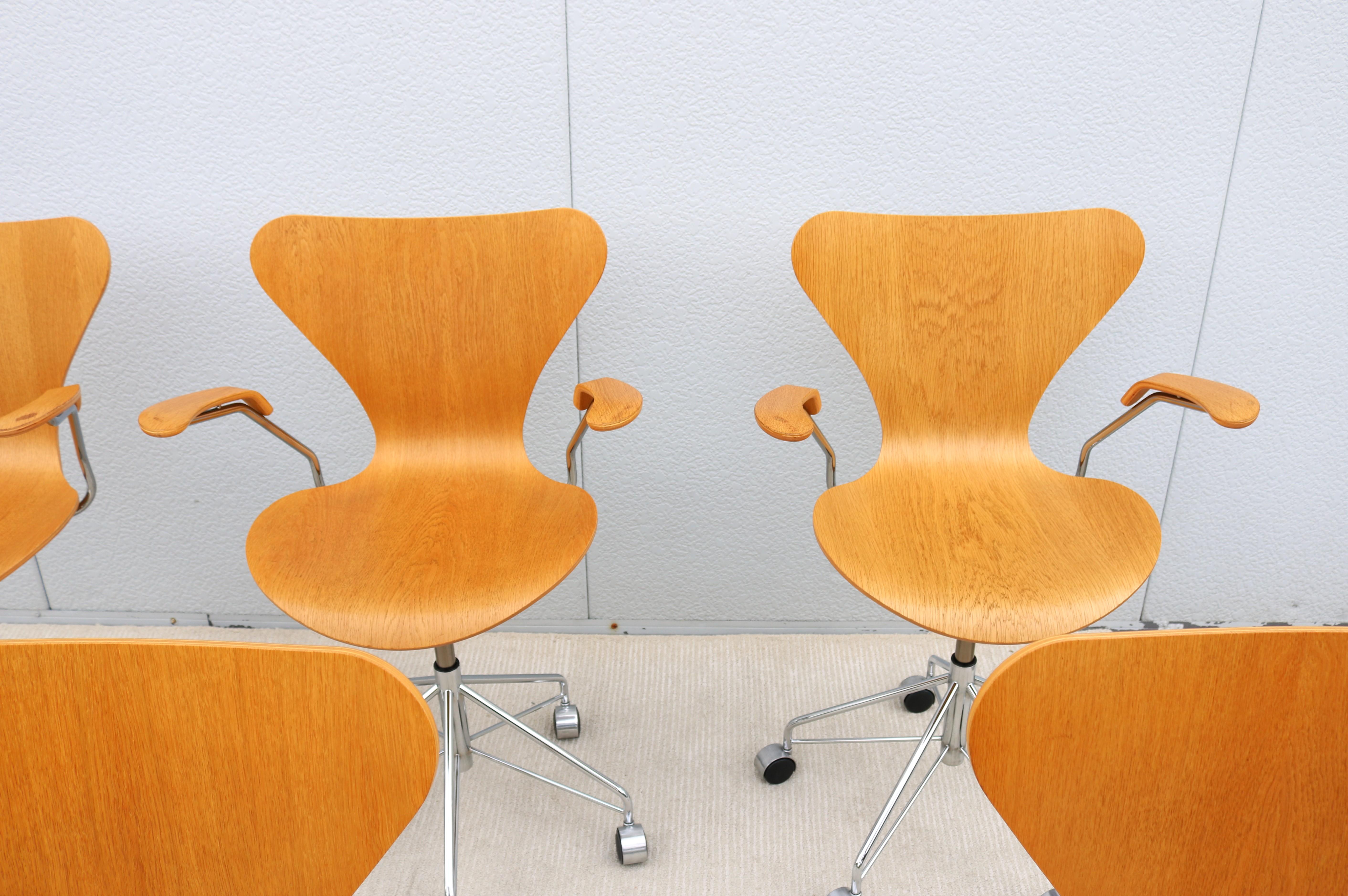 Mid-Century Danish Arne Jacobsen for Fritz Hansen Oak Series 7 Swivel Desk Chair For Sale 8