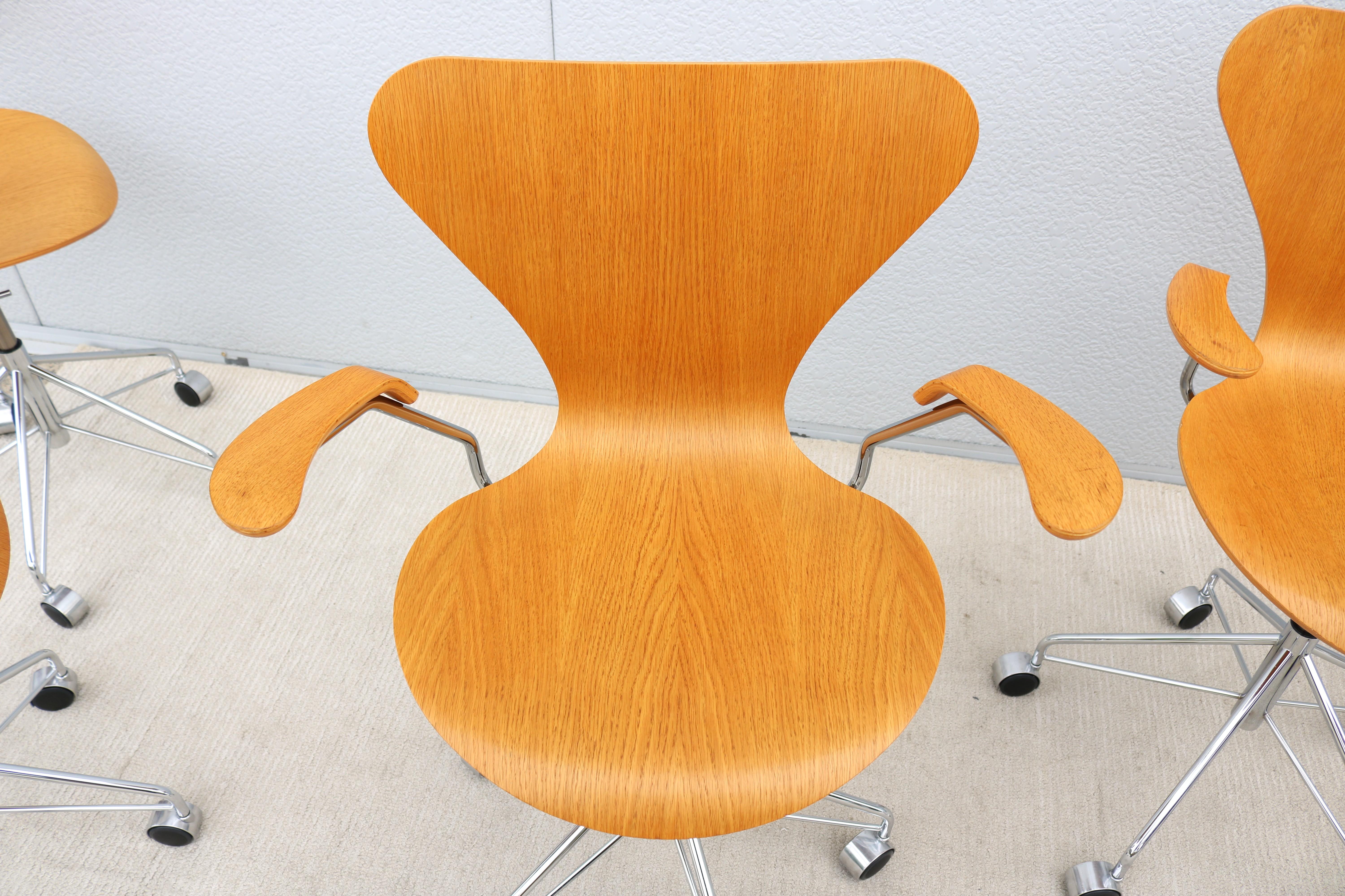 Mid-Century Danish Arne Jacobsen for Fritz Hansen Oak Series 7 Swivel Desk Chair For Sale 10