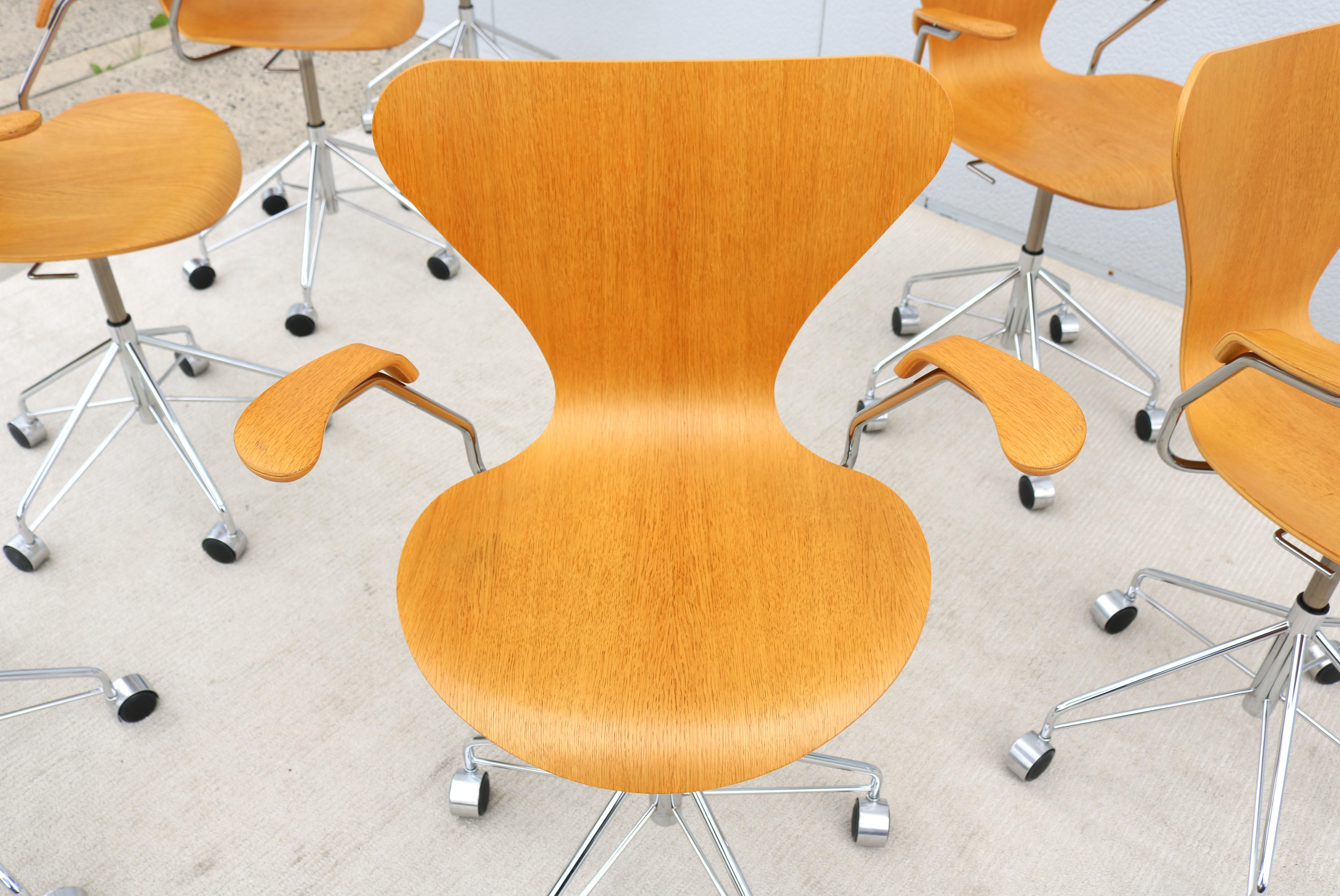 Mid-Century Danish Arne Jacobsen for Fritz Hansen Oak Series 7 Swivel Desk Chair For Sale 11