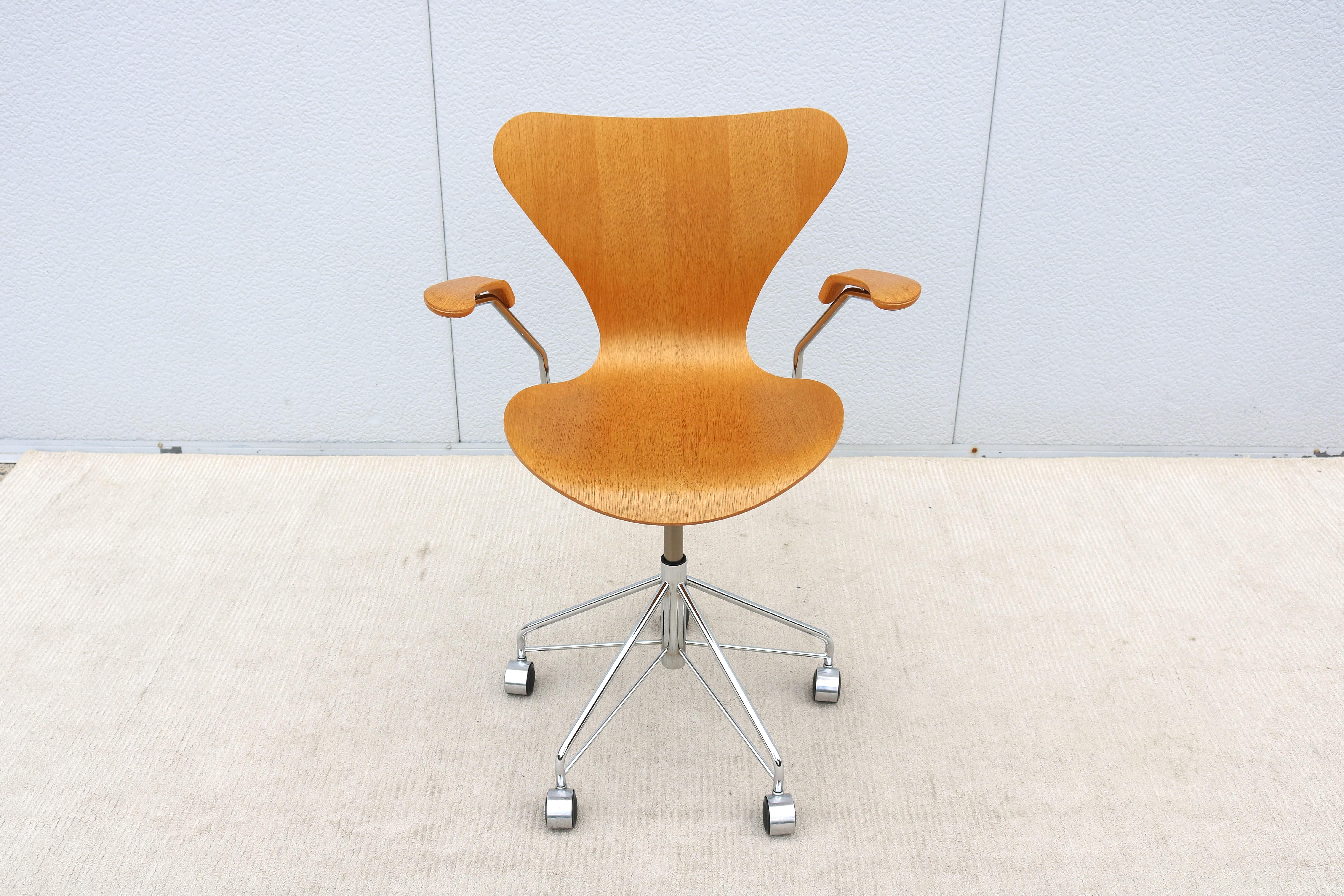 Mid-Century Modern Mid-Century Danish Arne Jacobsen for Fritz Hansen Oak Series 7 Swivel Desk Chair For Sale