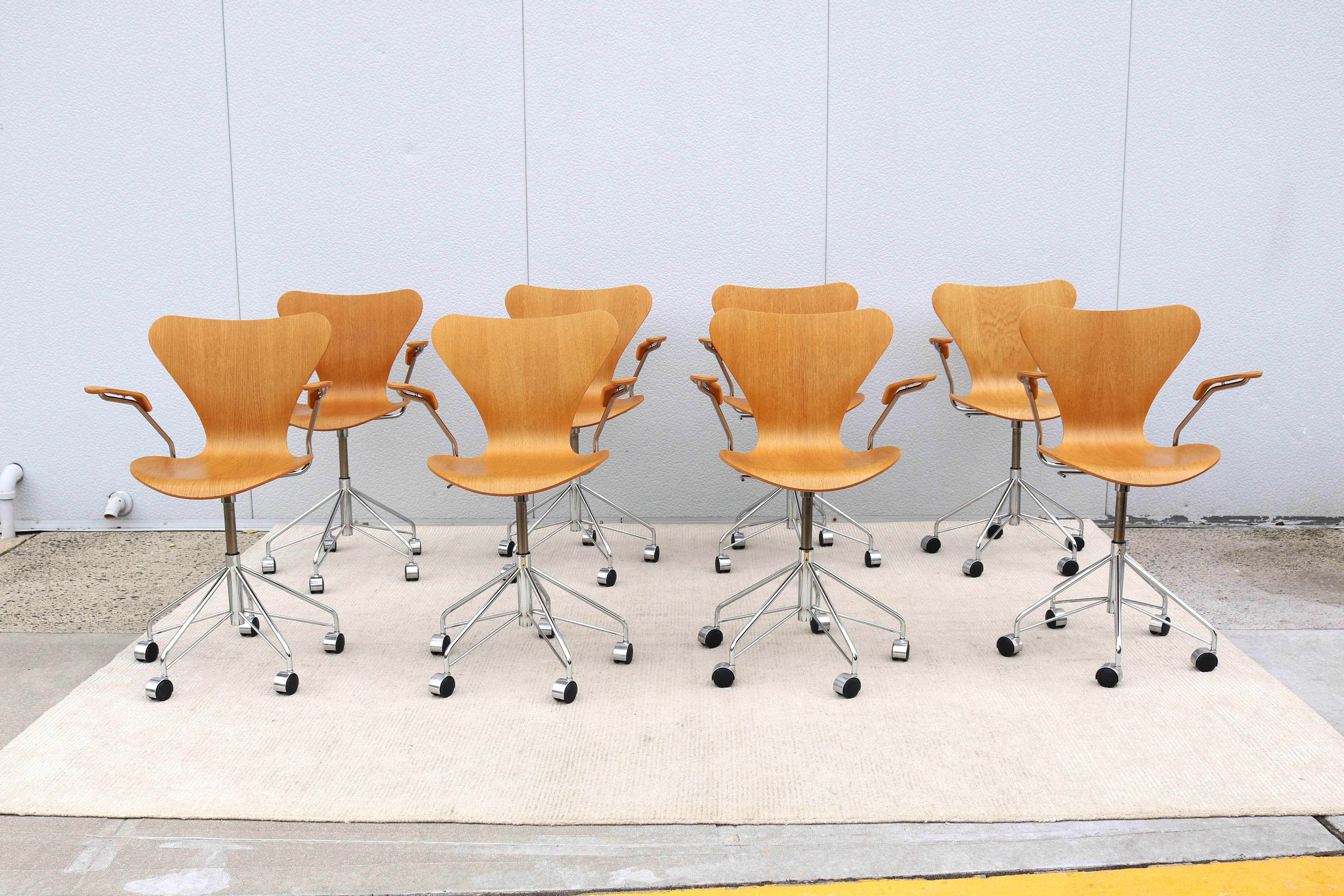 Molded Mid-Century Danish Arne Jacobsen for Fritz Hansen Oak Series 7 Swivel Desk Chair For Sale